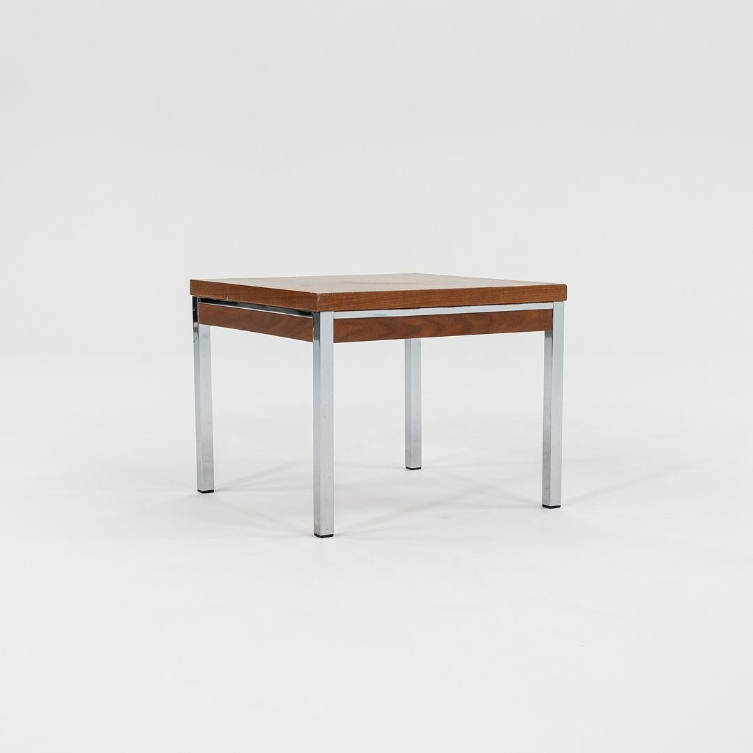Il s'agit d'une table d'appoint carrée, dotée d'une structure en acier chromé et d'un plateau en noyer, produite dans les années 1960 par la société Lehigh-Leopold Corporation aux États-Unis. On pense qu'il a été conçu sur mesure par Gordon Bunshaft