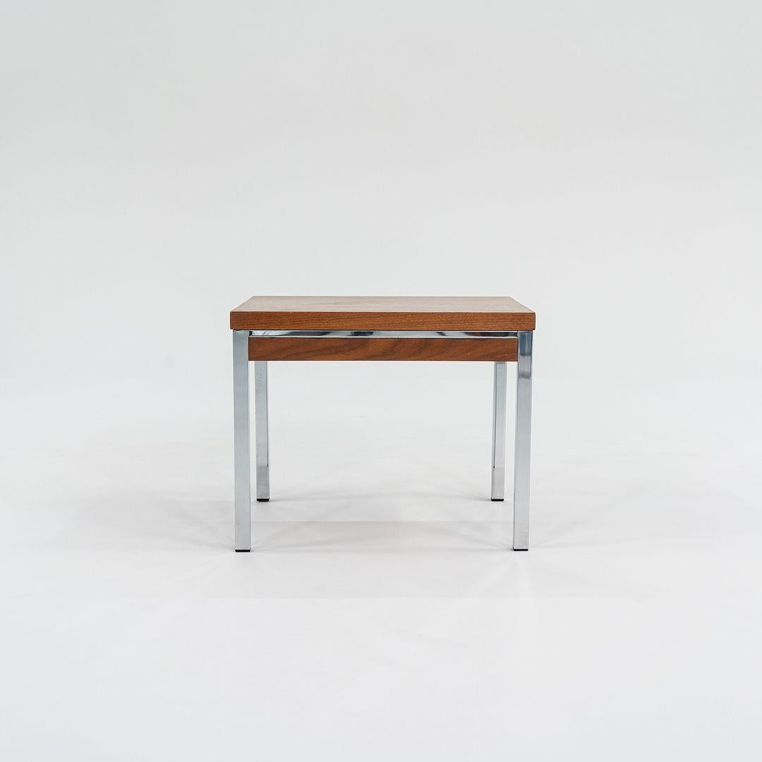 Moderne 1960s Lehigh Leopold Walnut Side/End Table with Legs Attributed to Gordon Bunshaft (Table d'appoint en noyer avec pieds attribués à Gordon Bunshaft) en vente