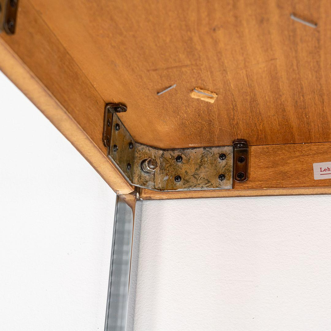 1960s Lehigh Leopold Walnut Side/End Table with Legs Attributed to Gordon Bunshaft (Table d'appoint en noyer avec pieds attribués à Gordon Bunshaft) Bon état - En vente à Philadelphia, PA