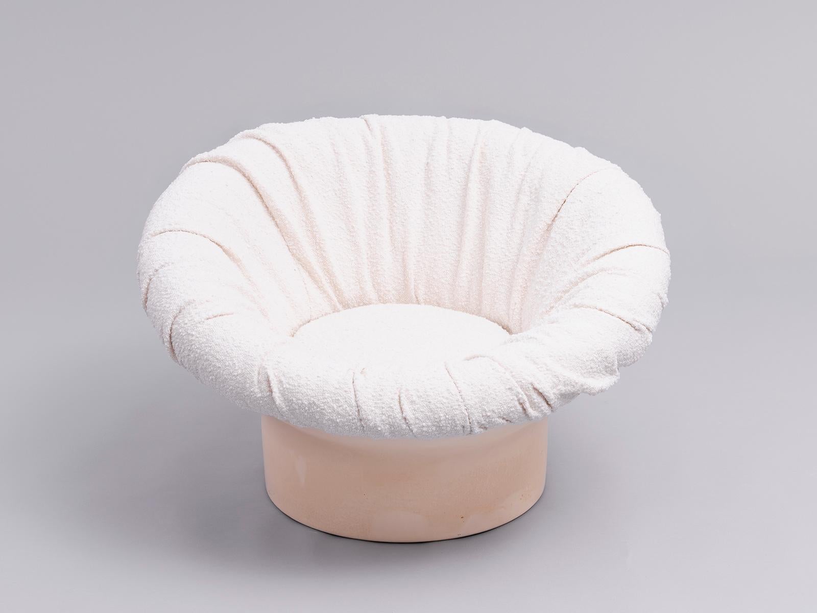 Armchair ‘Krokus’ designed by Lennart Bender for Ulferts. Sweden, 60s/70s

With its distinctive silhouette, the Krokus Armchair harmoniously merges organic shapes and clean lines. The oval-mouthed round base and cylindrical structure create a unique