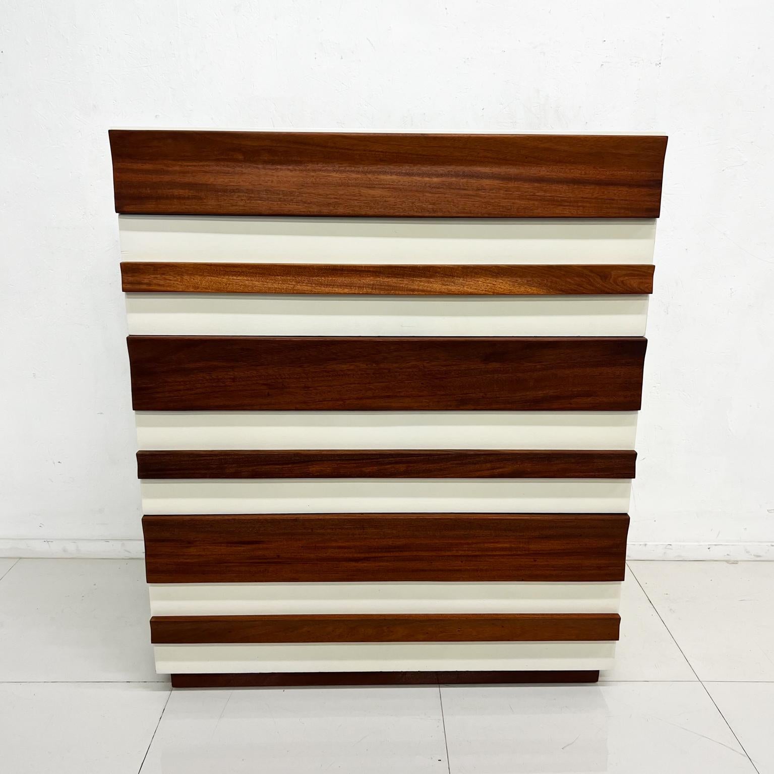 1960s Leo Bogin highboy dresser mahogany Heirloom white forest hills NY
Clean modern lines
Leo Bogin Furniture New York
Label present from upscale retail store.
40.13 w x 20 d x 47.25 tall 6 drawers: 36.75 w x 17.13 d x 4 h
Ambianic