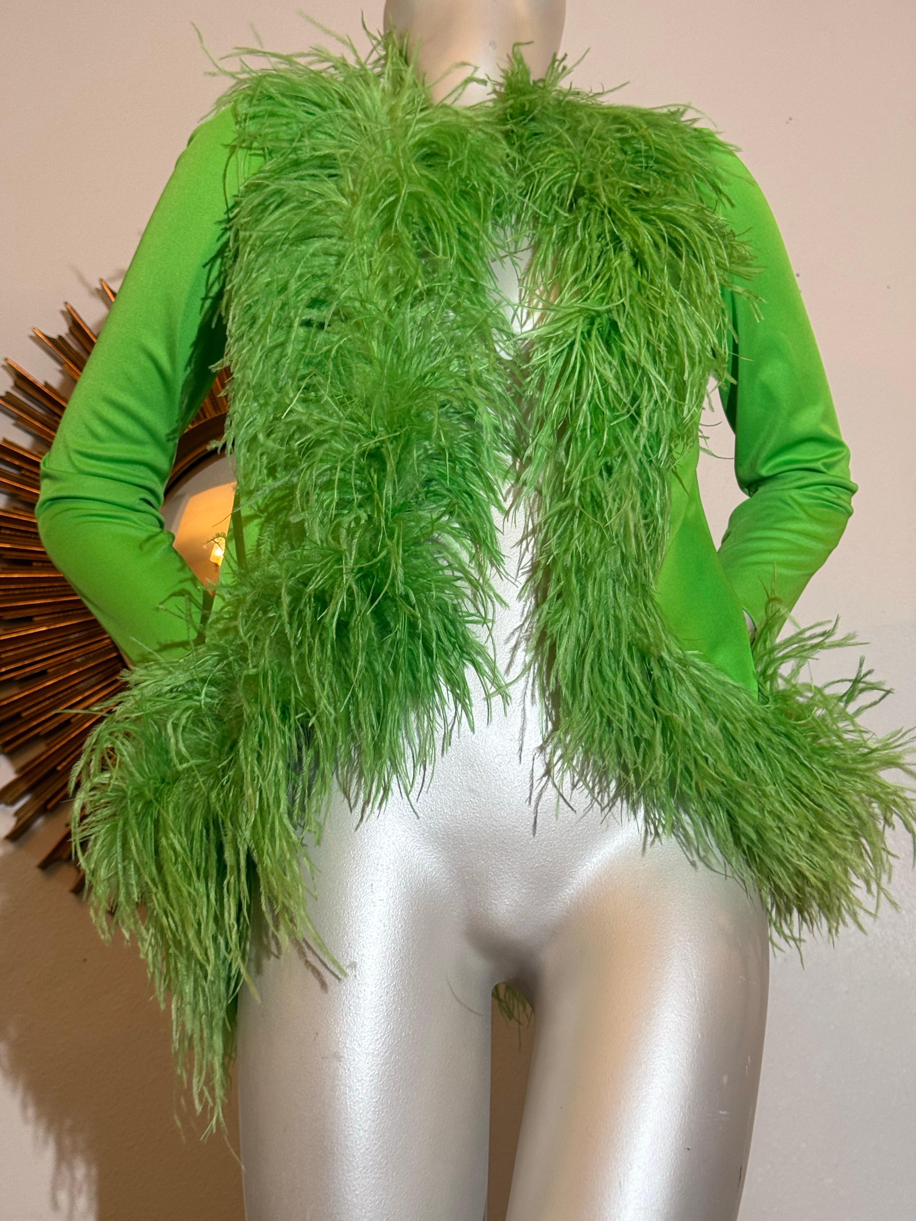 Giacca in maglia di Leo Narducci del 1960 in Greene & Greene & Greene con rifiniture in piume di struzzo:  Una favolosa esplosione Mod di piume di struzzo verde lime.  rifinire l'intero bordo, il colletto e i polsini di questo capo da cocktail a