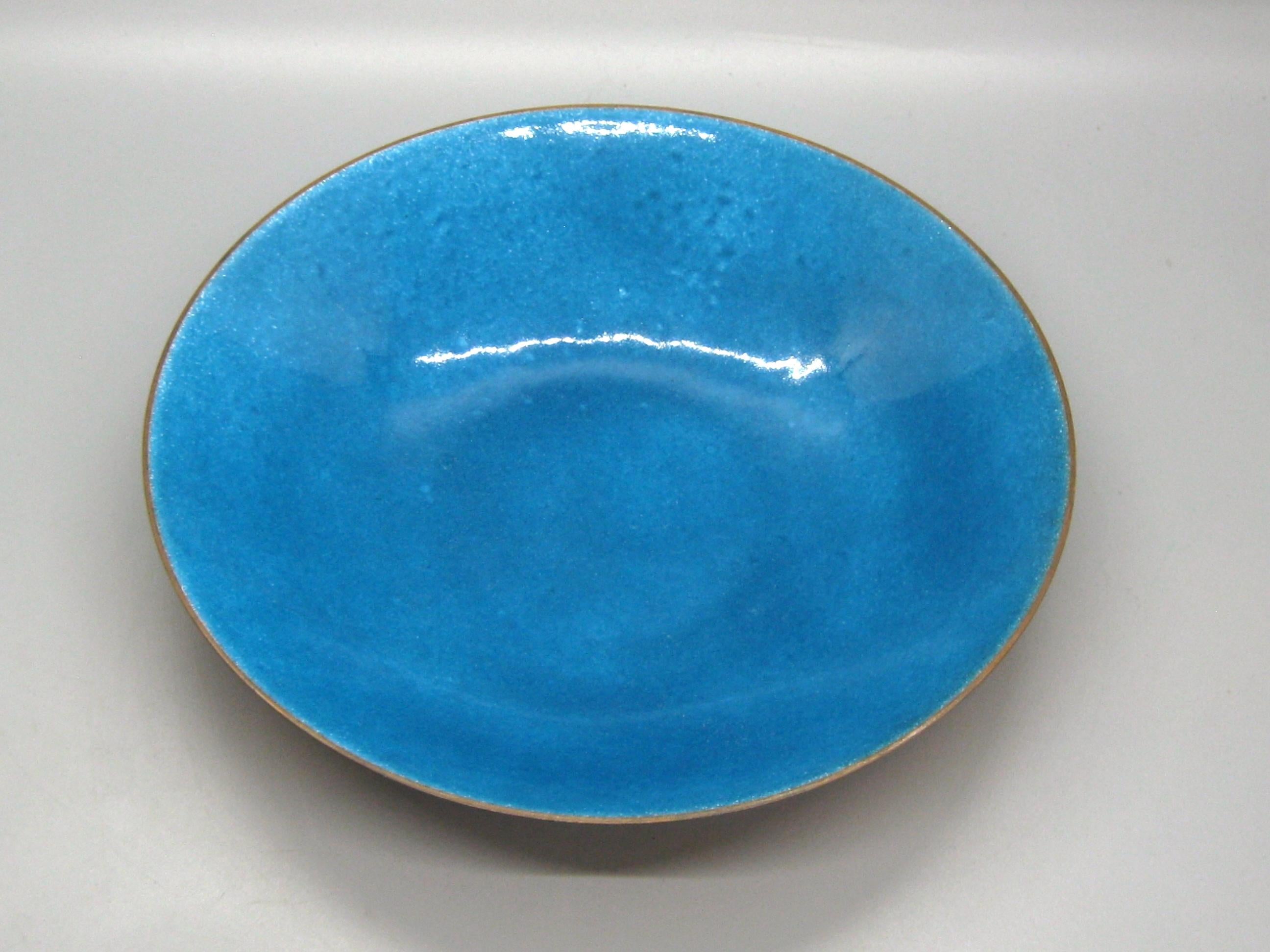 Beautiful modernist enamel on copper pedestal bowl made by Leon Statham and dates from the 1960s. The enamel color is a bright turquoise blue. Wonderful color and design. Signed on the underside. In excellent original condition with no chips or