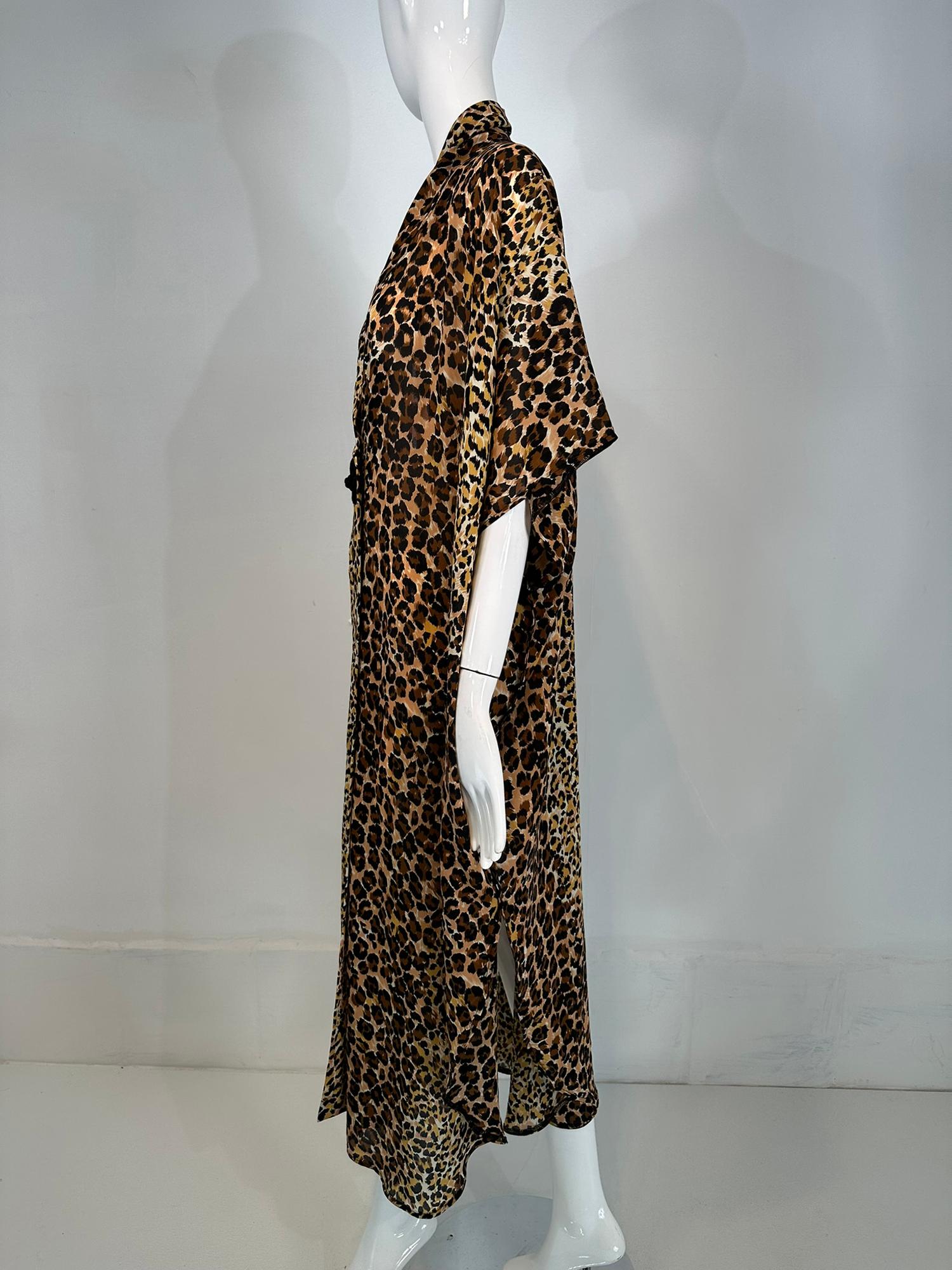 1960s Leopard Pint Crepe Caftan Robe by Marjorie Ellin Inc.  In Good Condition For Sale In West Palm Beach, FL