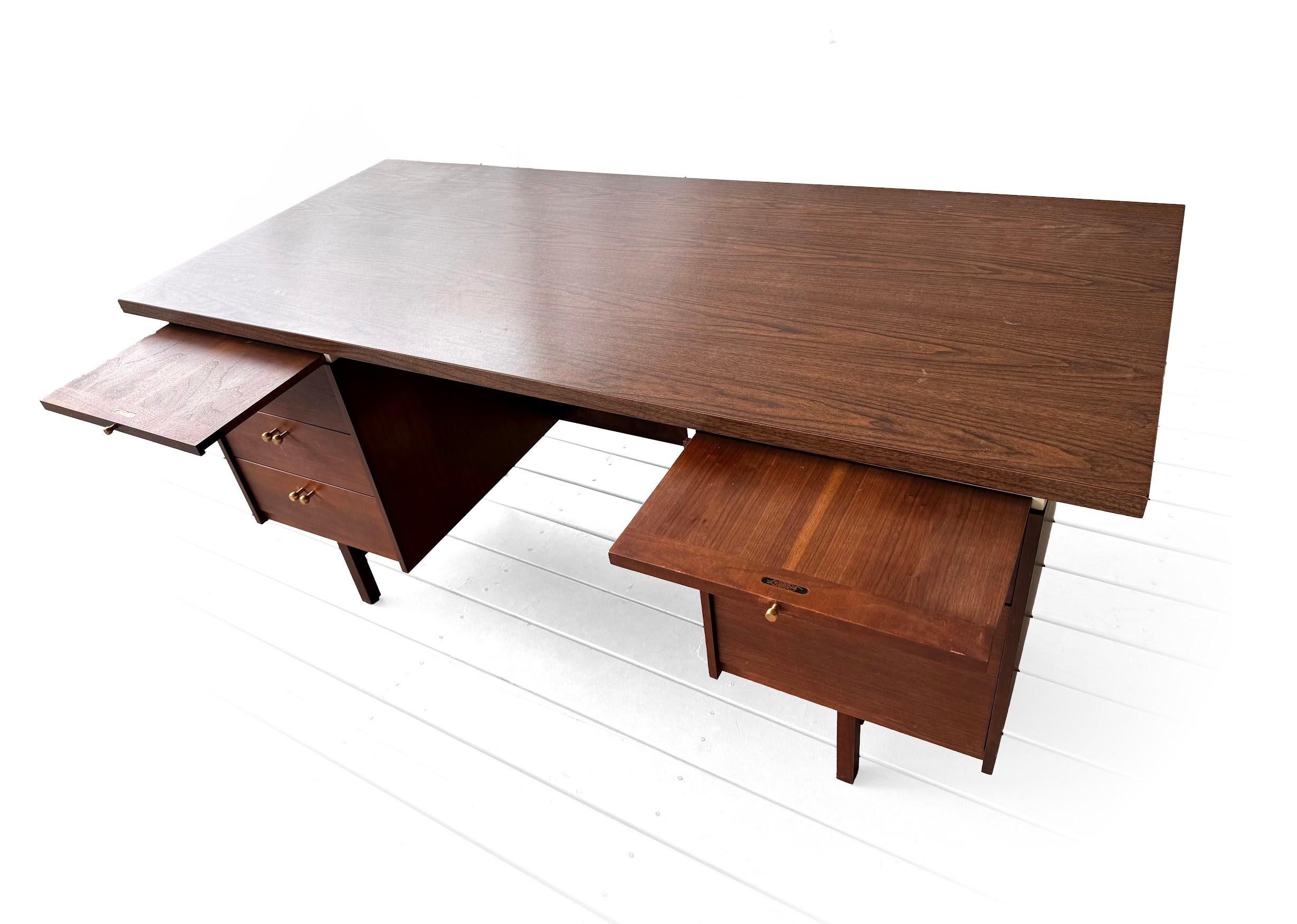 Mid-Century Modern 1960s Leopold Mid Century Modern Executive Desk Walnut (Bureau de direction en noyer) en vente