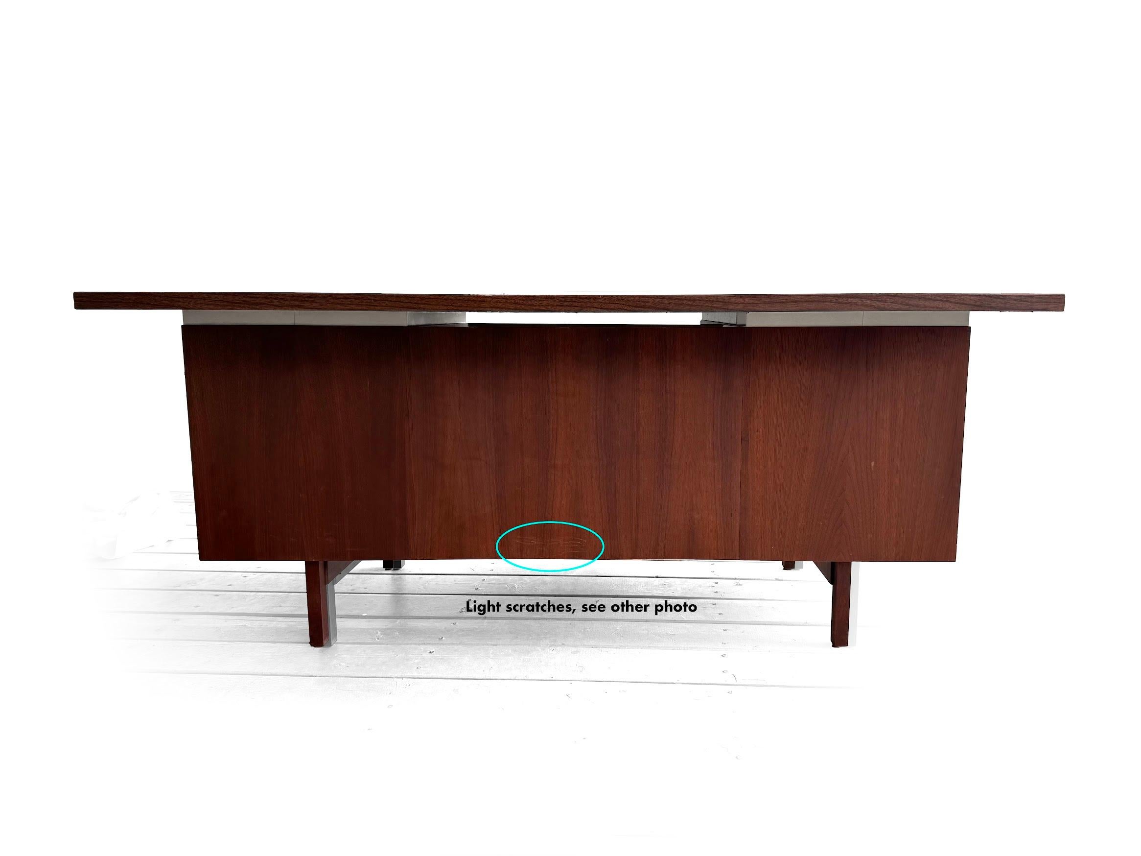 Américain 1960s Leopold Mid Century Modern Executive Desk Walnut (Bureau de direction en noyer) en vente