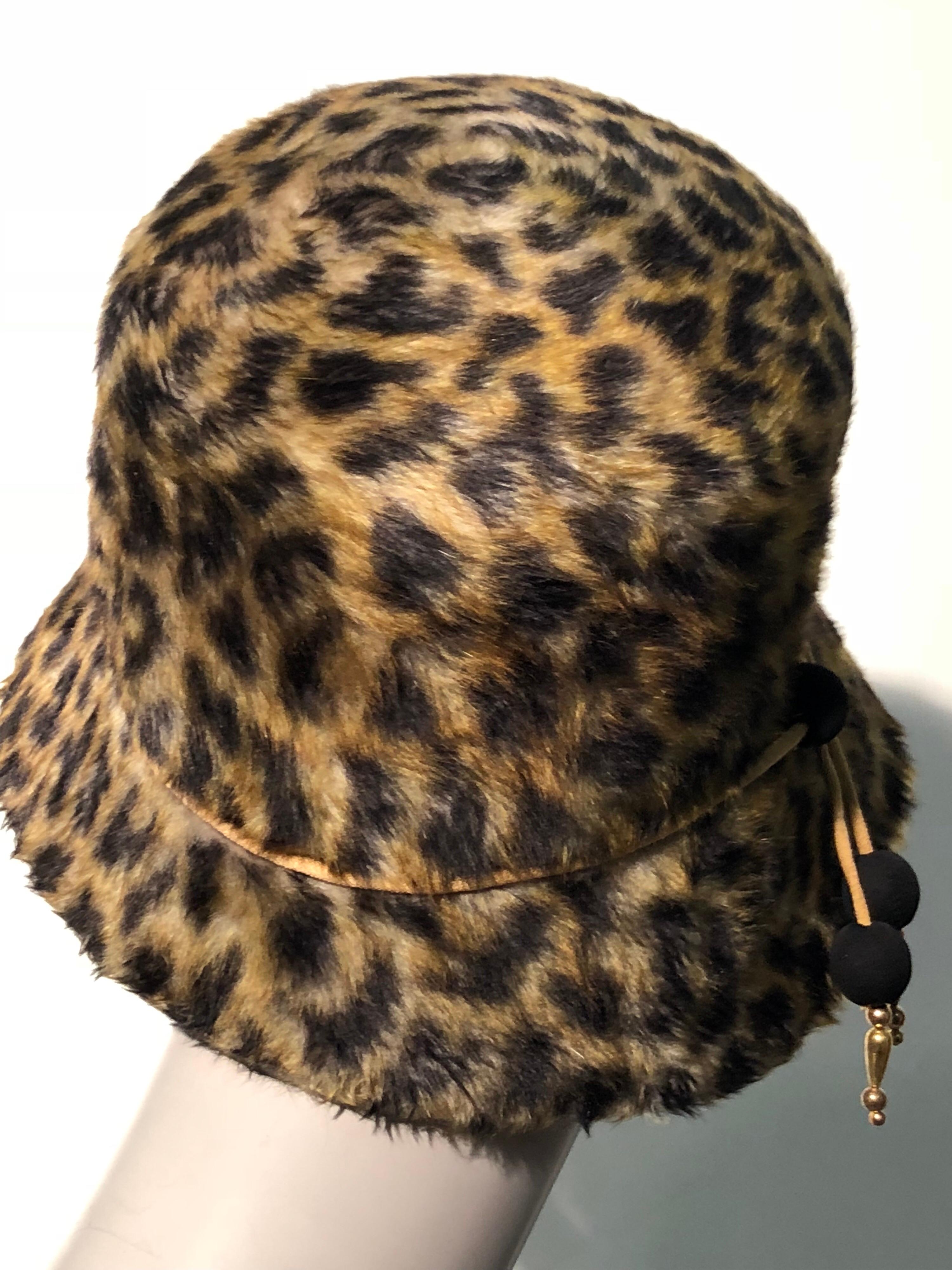 Cappello a secchiello con stampa leopardata e pelliccia sintetica degli anni '60 di Leslie James con un'esclusiva fascia di perline In condizioni ottime in vendita a Gresham, OR