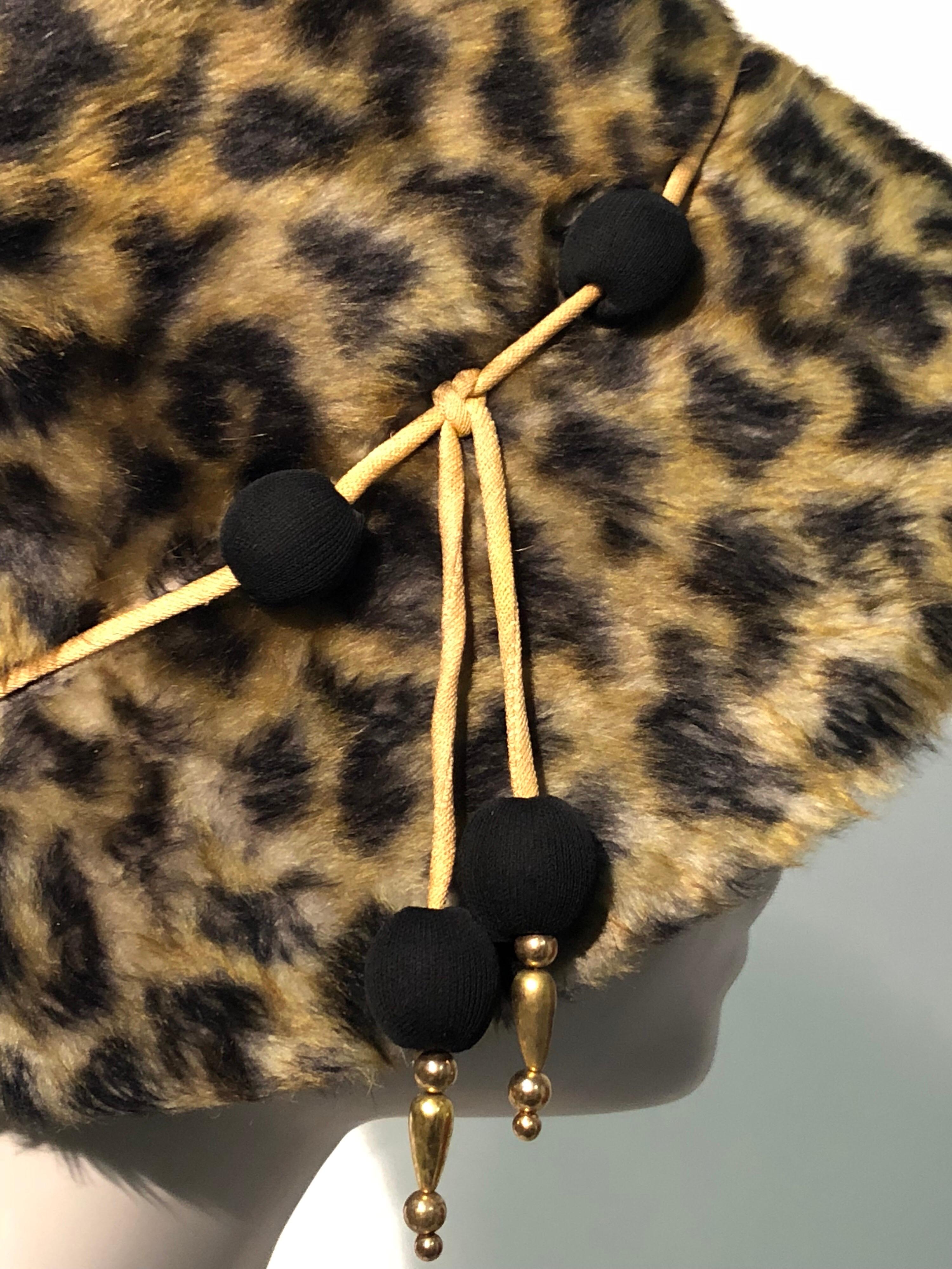 1960s Leslie James Leopard Print Faux Fur Bucket Style Hat W/ Unique Beaded Band In Excellent Condition For Sale In Gresham, OR