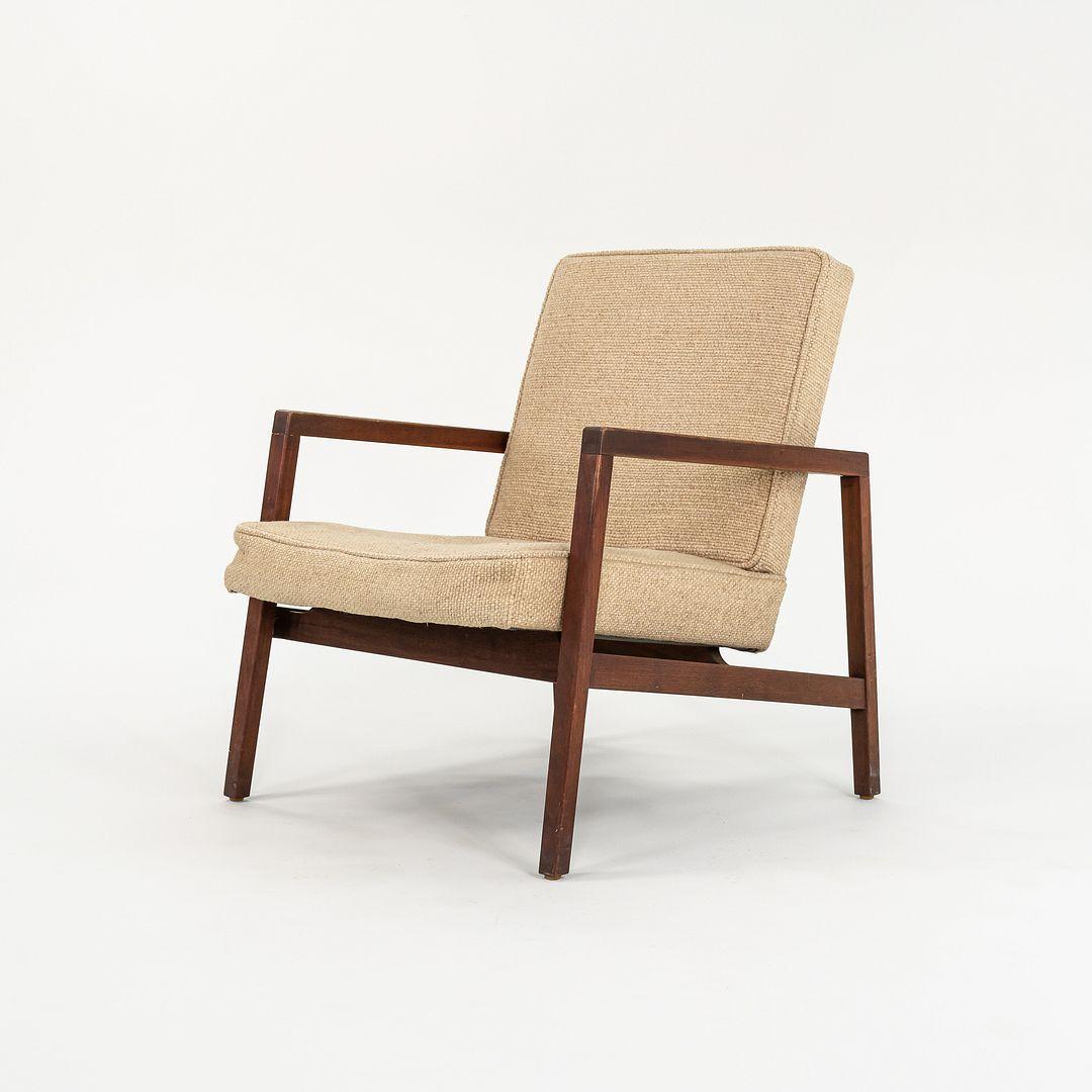 Dies ist ein 655 Lounge Chair, der 1955 von Lewis Butler entworfen wurde. Dieses Exemplar wurde in den 1960er Jahren von Knoll in den USA hergestellt. Der Stuhl ist aus Nussbaumholz gefertigt und mit einem hellbraunen Stoff gepolstert. Er besitzt