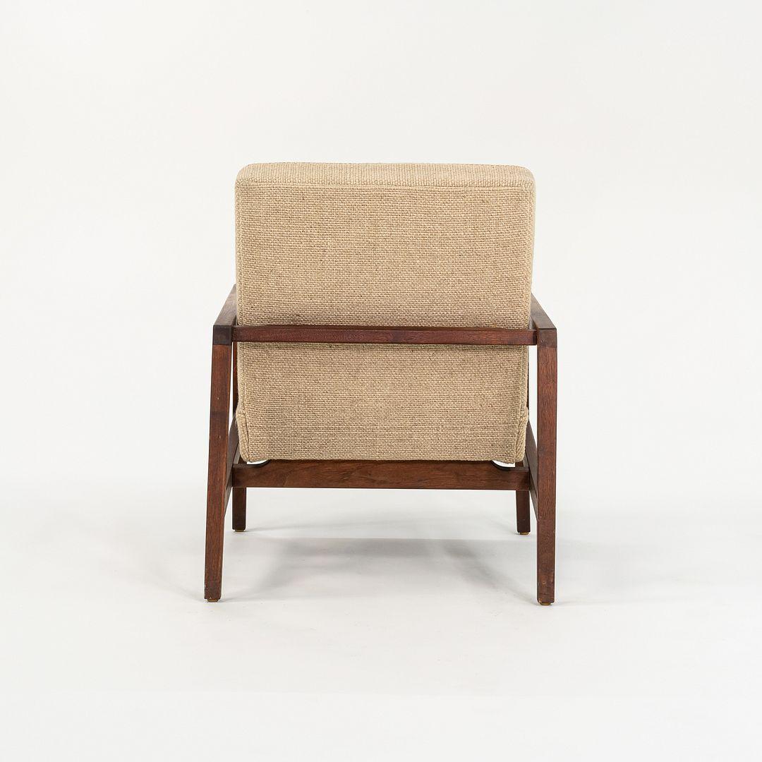 1960er Lewis Butler für Knoll 655 Sessel aus Nussbaumholz mit braunem Stoff im Zustand „Gut“ im Angebot in Philadelphia, PA