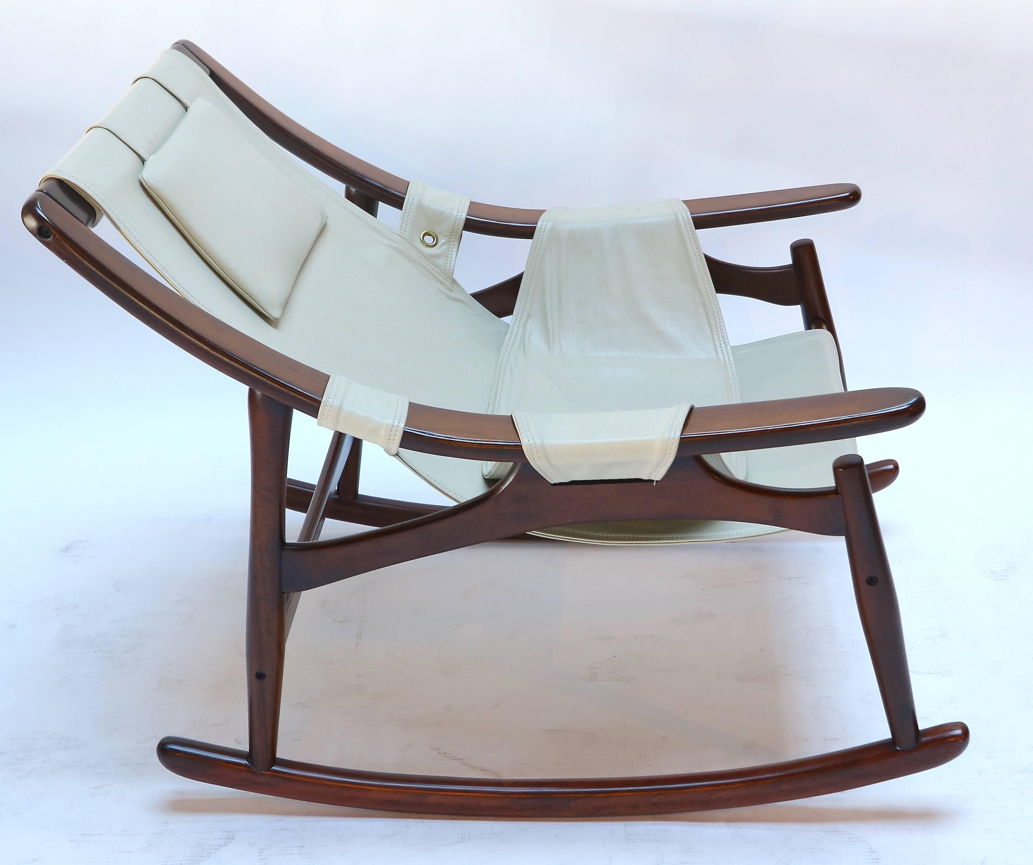 Mid-Century Modern Liceu De Arte Brazilian Jacaranda Wood Rocking Chair in Beige Leather, 1960s For Sale