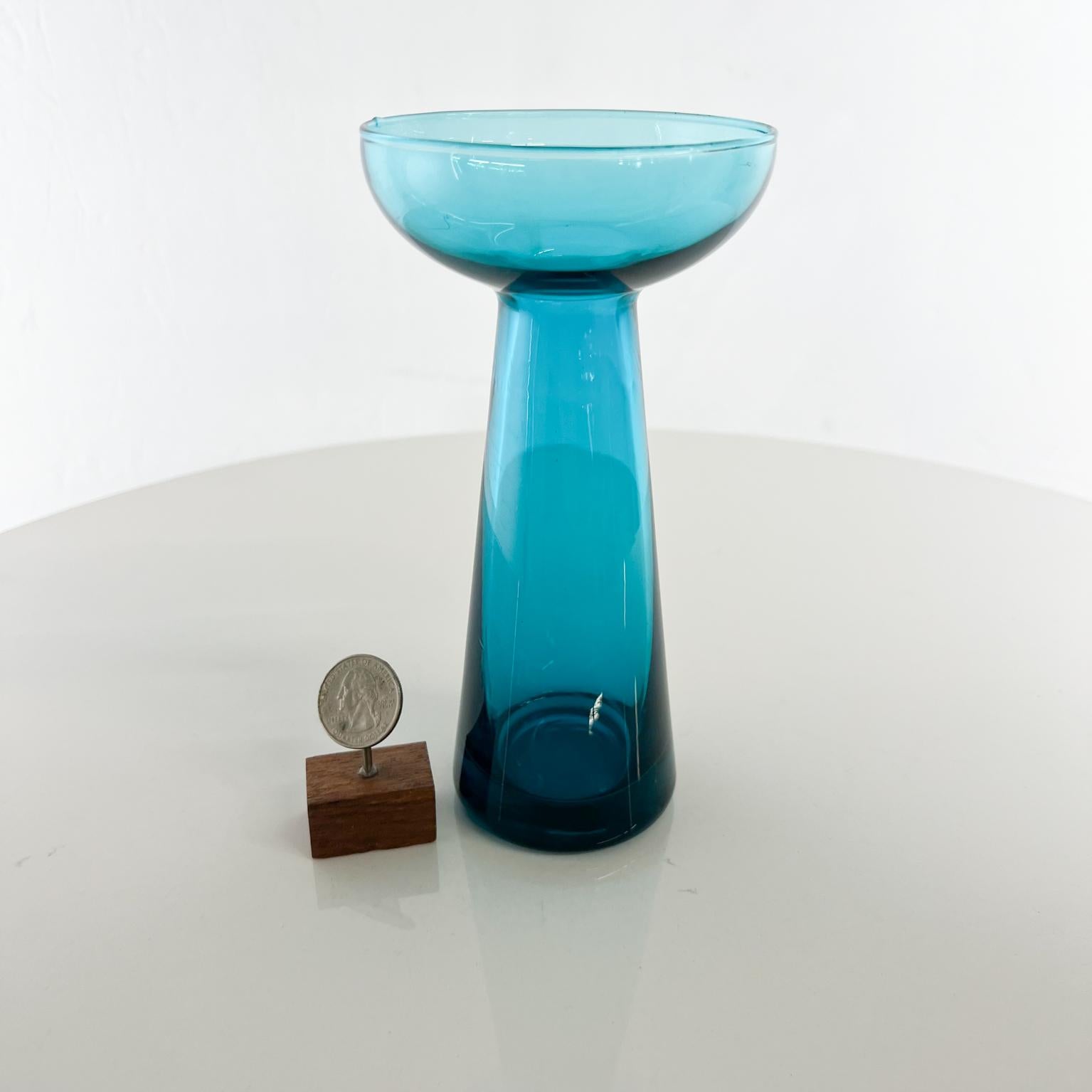 1960s Light blue Scandinavian Modern Art Glass bud vase.
Unmarked
Measures: 6.75 tall x 3.5 diameter
Preowned vintage condition.
See images provided.
 