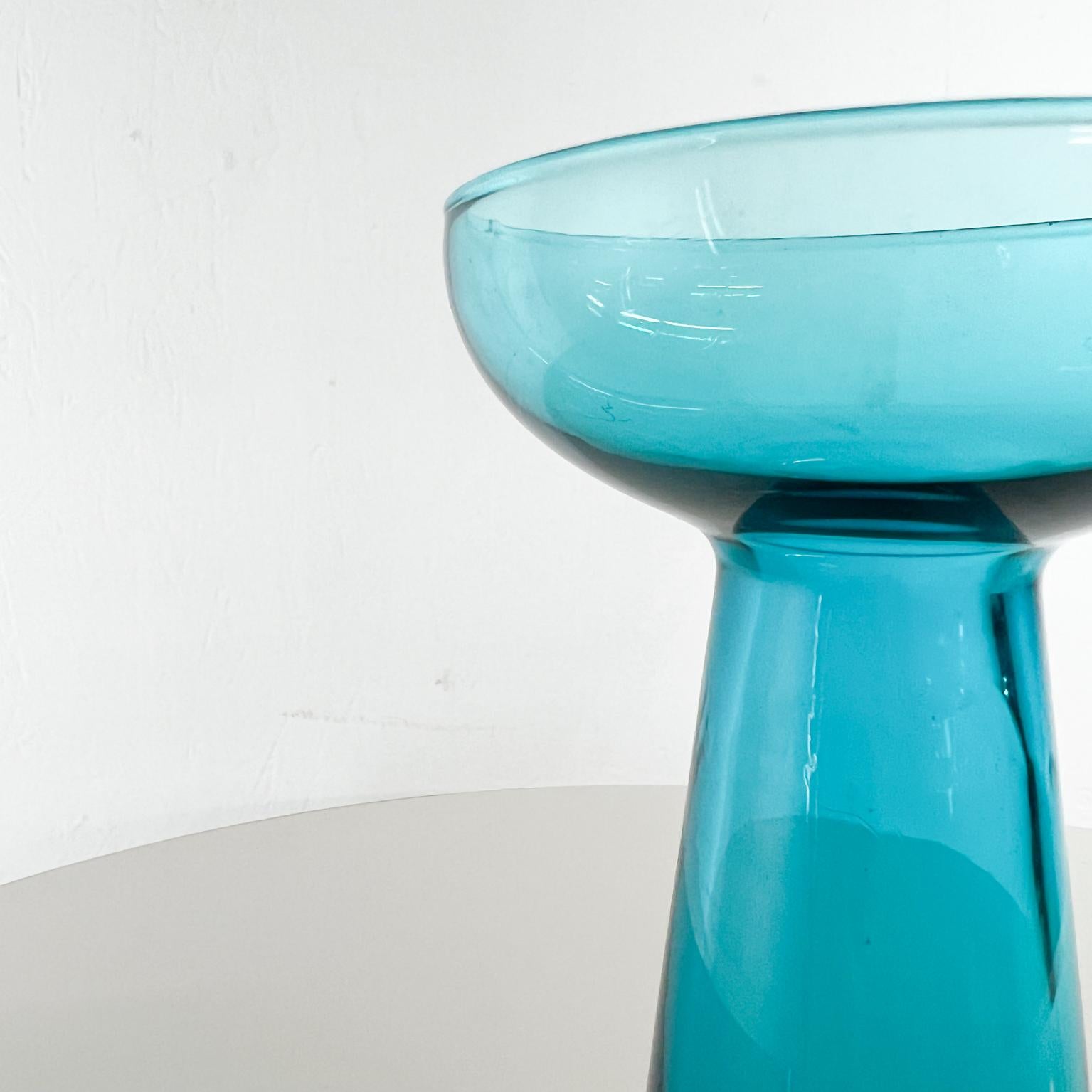 Hellblaue skandinavische moderne Kunstglas-Knospenvase aus den 1960er Jahren (Mitte des 20. Jahrhunderts) im Angebot