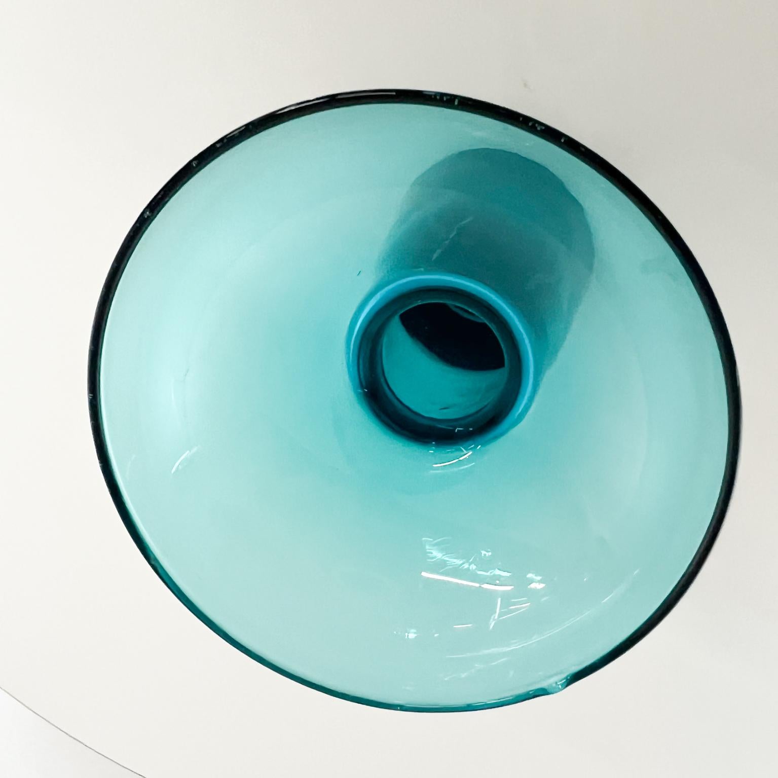 Hellblaue skandinavische moderne Kunstglas-Knospenvase aus den 1960er Jahren im Angebot 2