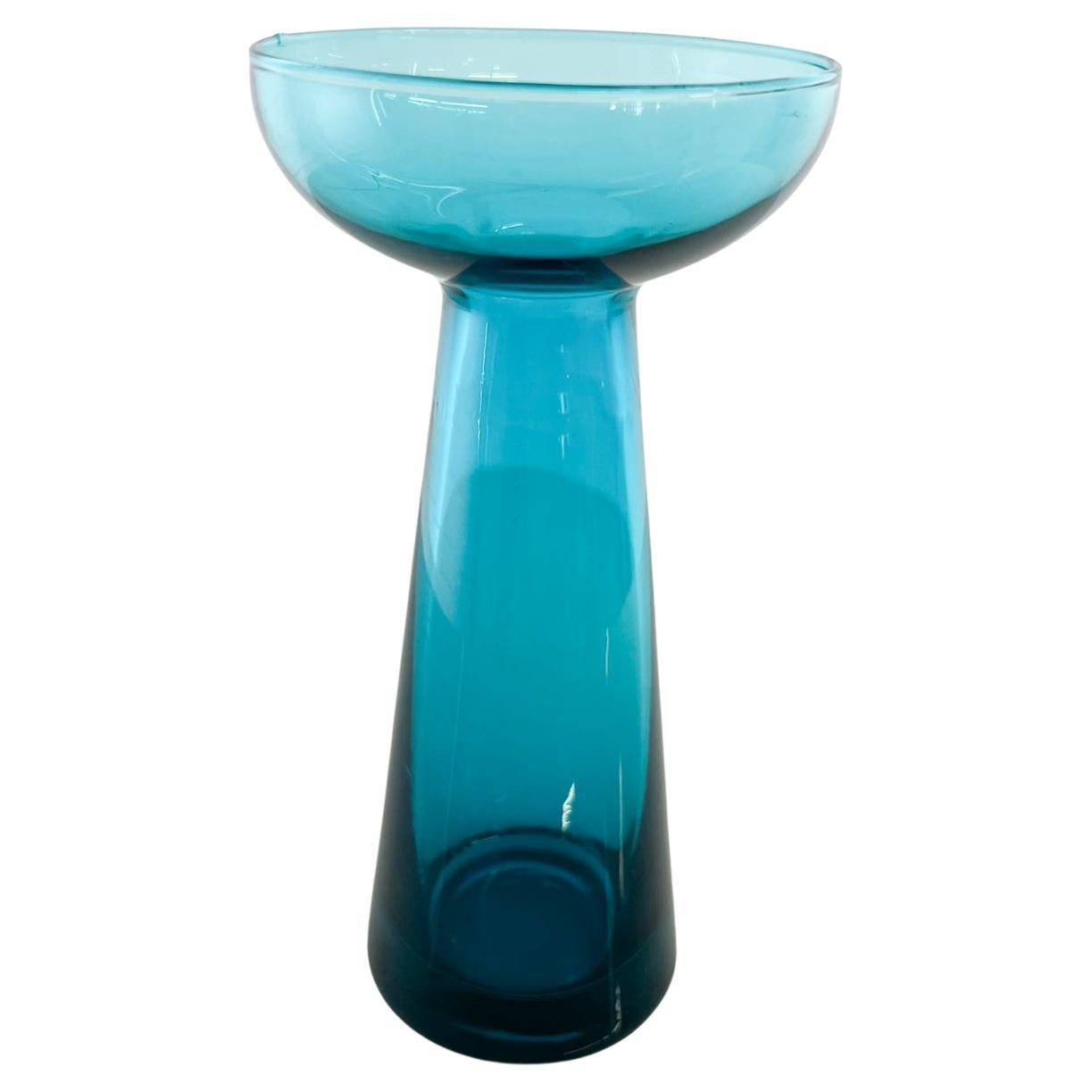 Vaso a bocciolo in vetro scandinavo moderno degli anni '60 di colore azzurro