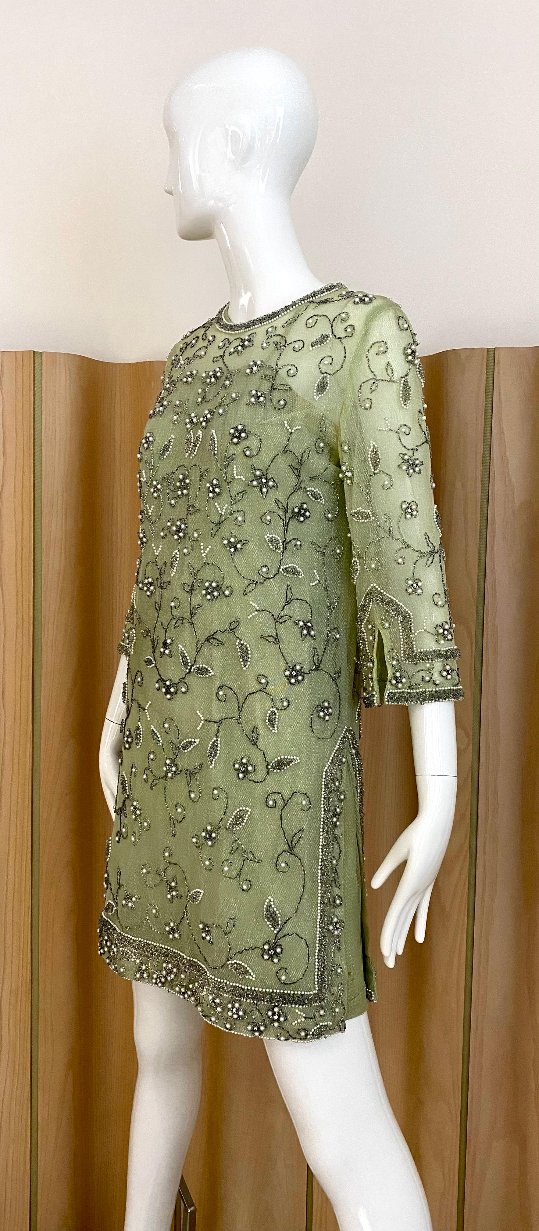 Gris Robe de cocktail perlée vert clair des années 1960 en vente