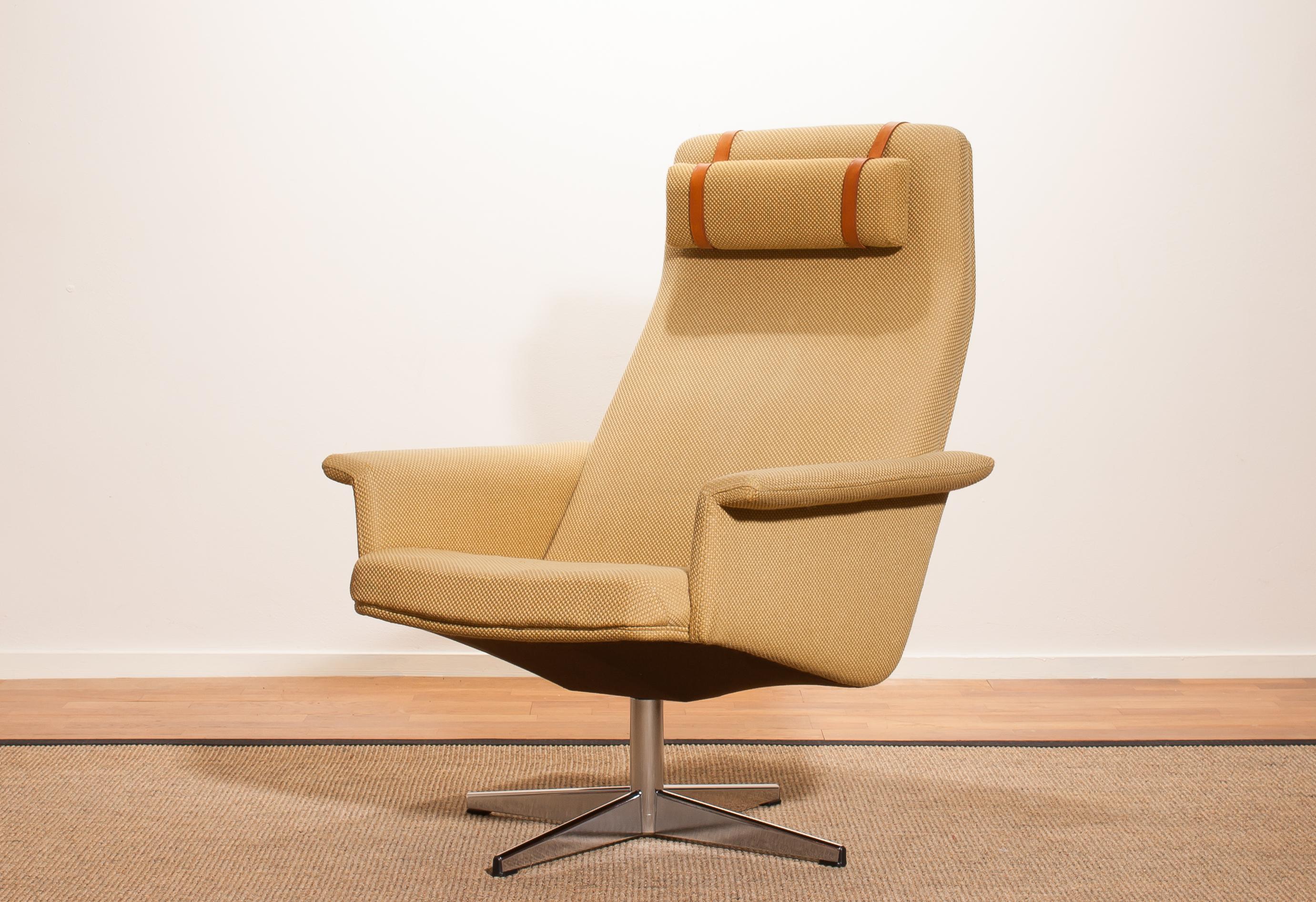 Mid-20th Century 1960s, Light Yellow Fabric Swivel Lounge Chair by DUX Sweden