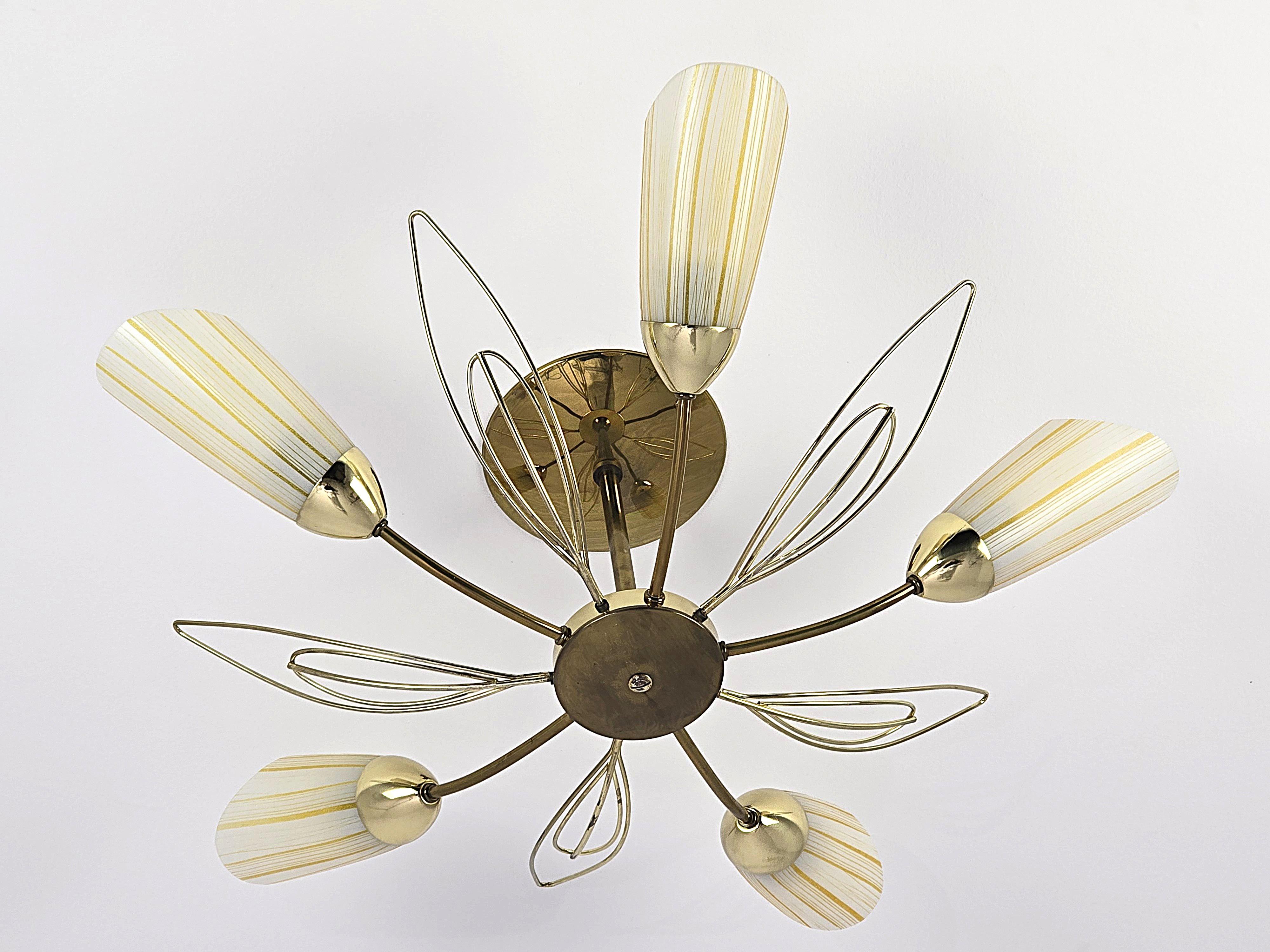 Empotrable de cristal rayado y latón Lightolier de 5 brazos de los años 60 , EE.UU. Moderno de mediados de siglo en venta