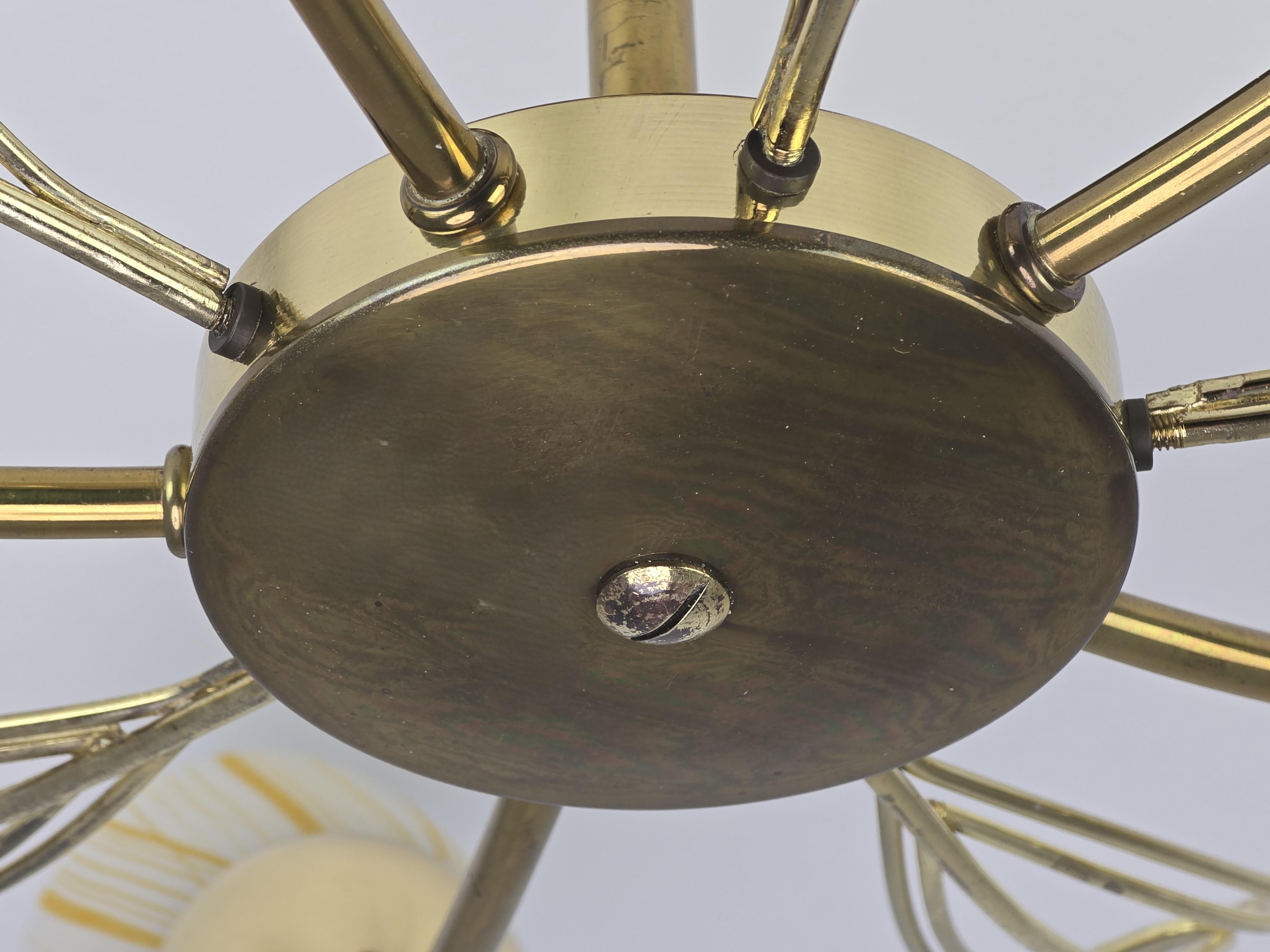 Empotrable de cristal rayado y latón Lightolier de 5 brazos de los años 60 , EE.UU. Latón en venta