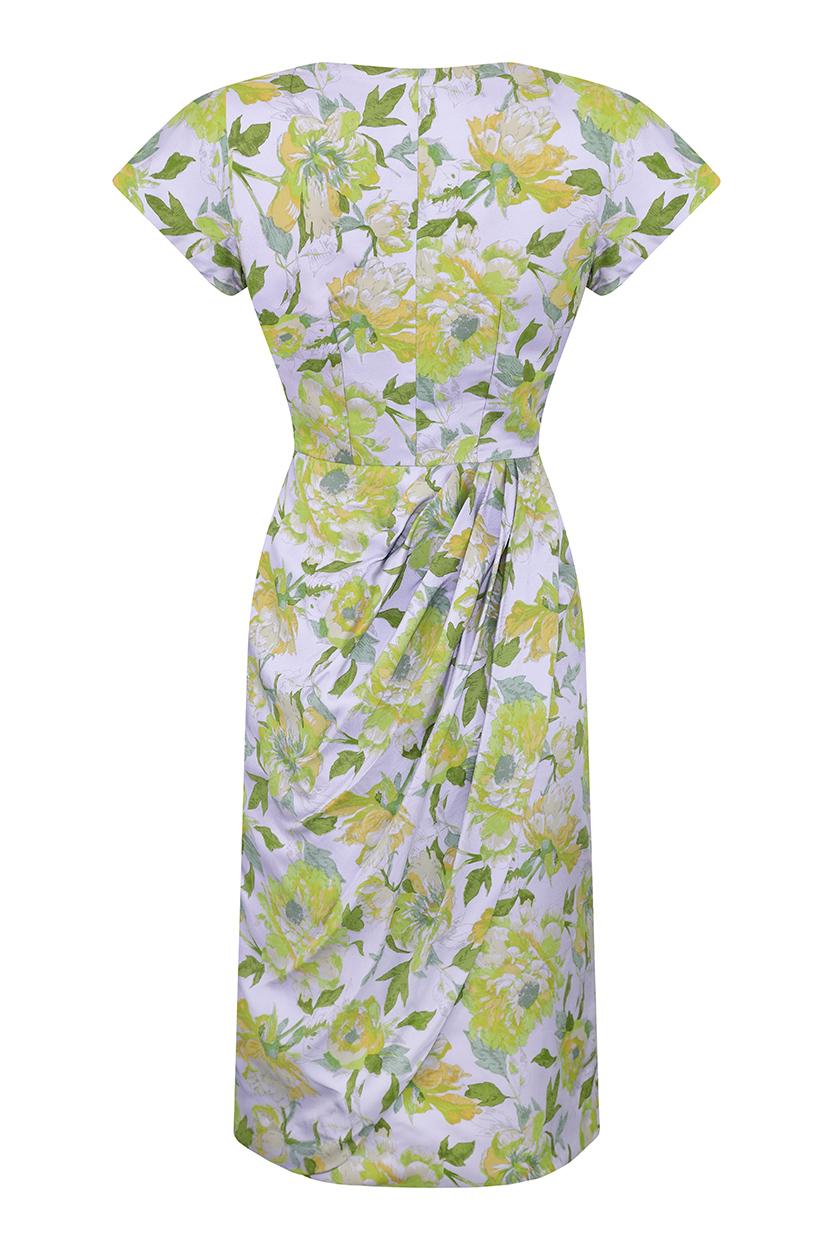 Cette charmante robe à imprimé floral en soie mélangée du début des années 1960 dans les tons lilas et vert est magnifiquement taillée et en état vintage immaculé. Le dessin de la surface, composé de fleurs de pivoine dans des tons vert agrume