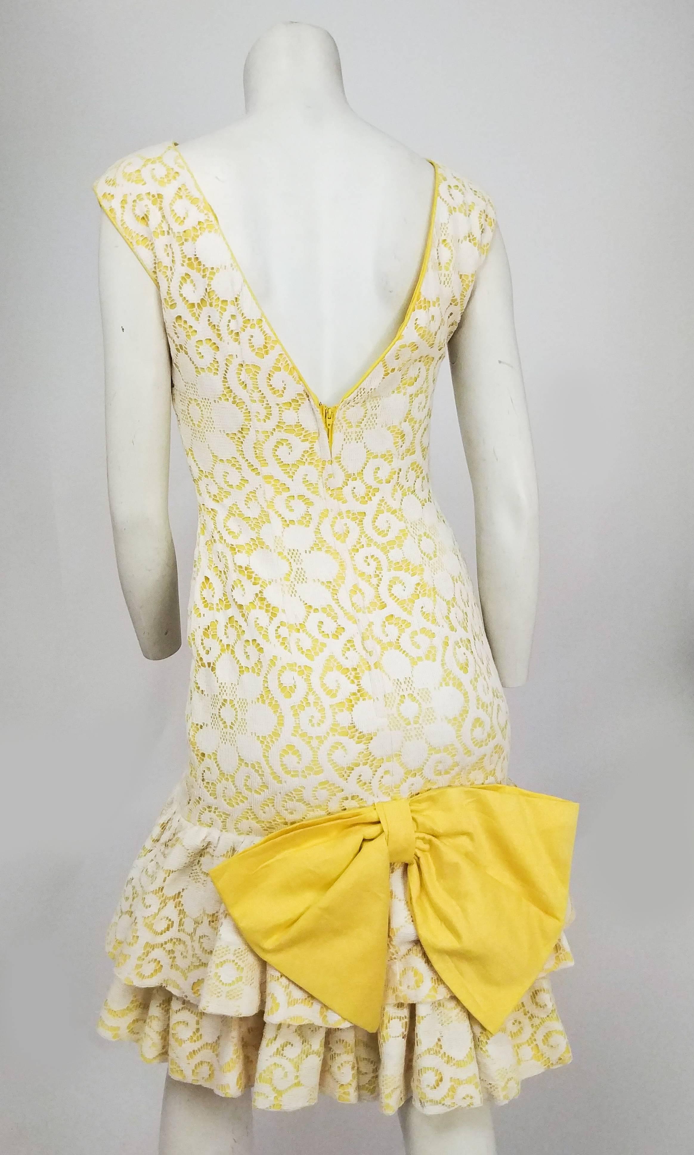 Gelbes Cocktailkleid mit fallender Taille und Rüschen und Spitzenüberzug von Lilli Diamond, 1960er Jahre  (Beige) im Angebot