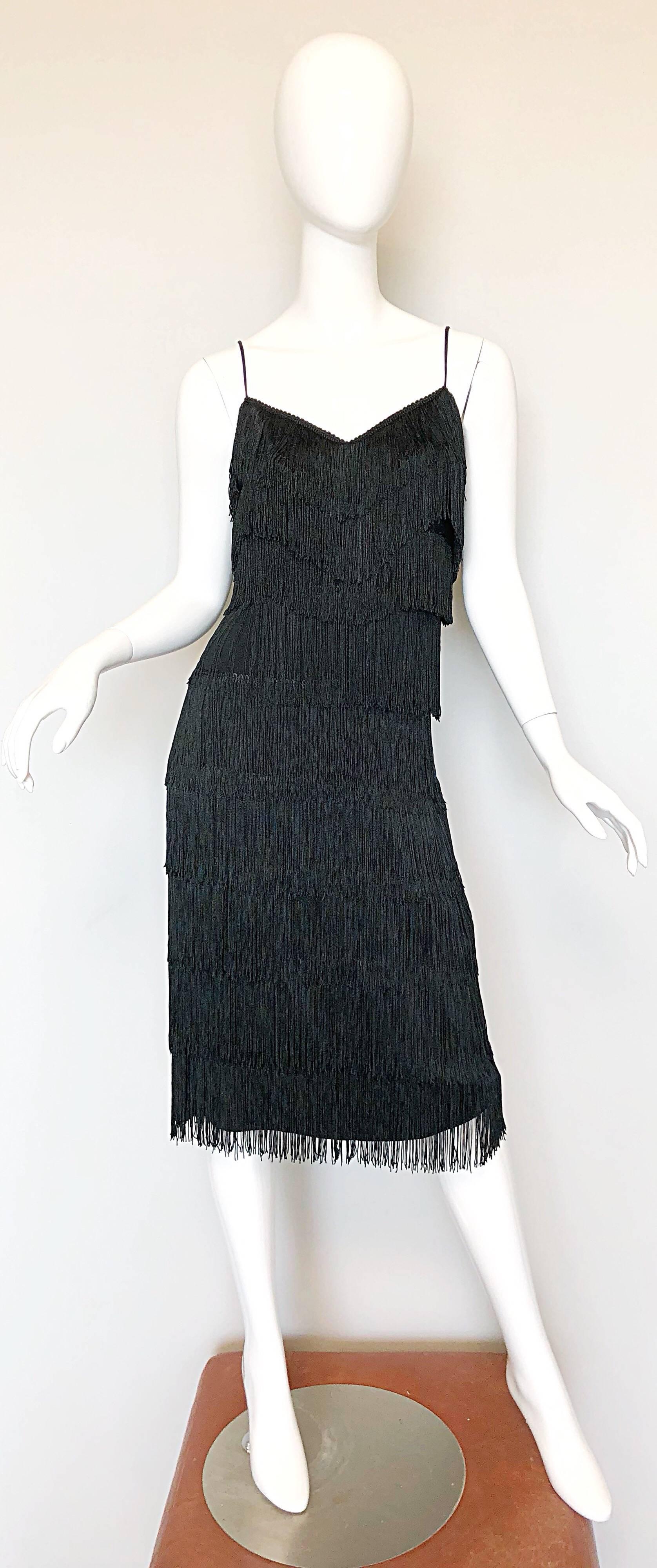 Fabuleuse robe de cocktail en jersey noir, entièrement frangée, datant du milieu des années 1970 et des années 1920, signée LILLI DIAMOND ! Les mots ne suffisent pas à décrire à quel point cette robe est magnifique et flatteuse en personne ! Les