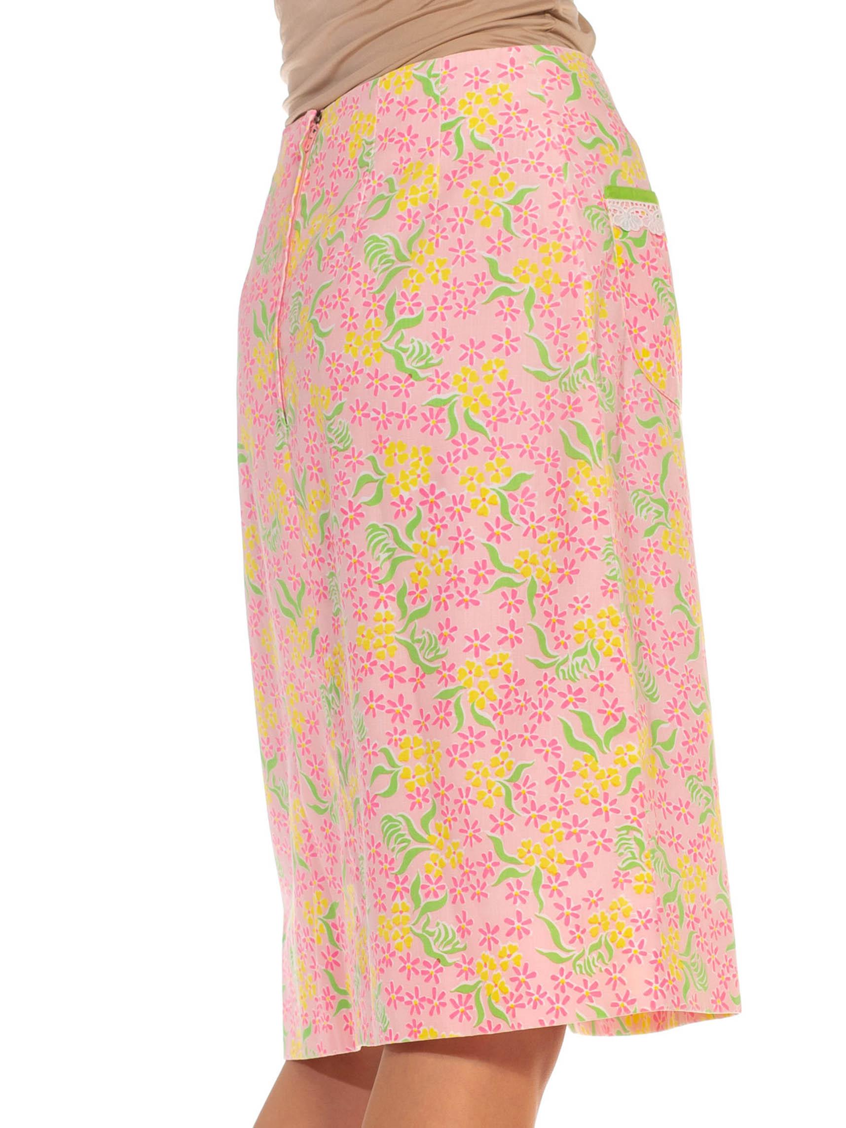 1960er Lilly Pulitzer Hellrosa & Grüner Baumwollrock mit Blumenmuster und Spitzenbesatz im Zustand „Hervorragend“ im Angebot in New York, NY