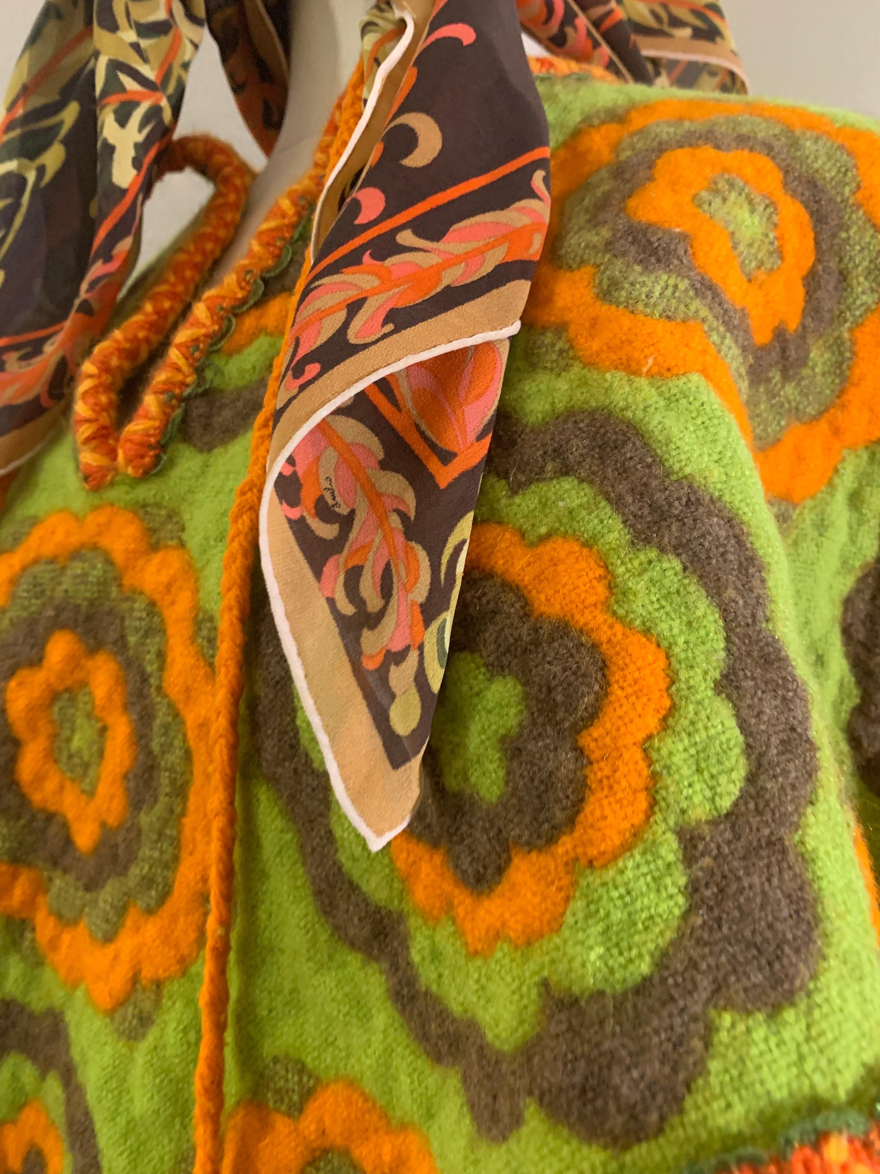 Marron Poncho Flower Power des années 1960, orange citron et jaune à franges en vente