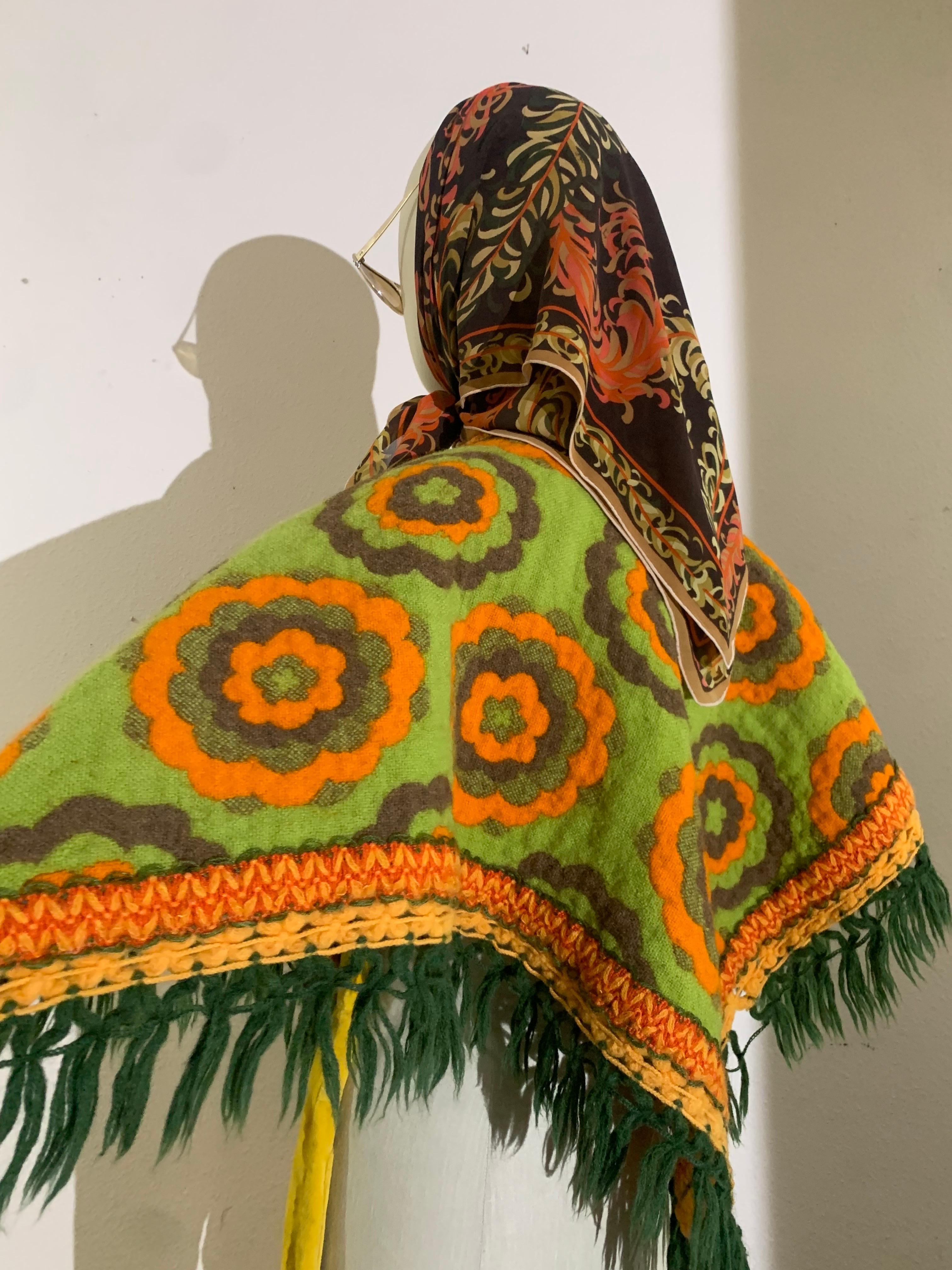 Poncho Flower Power des années 1960, orange citron et jaune à franges Excellent état - En vente à Gresham, OR