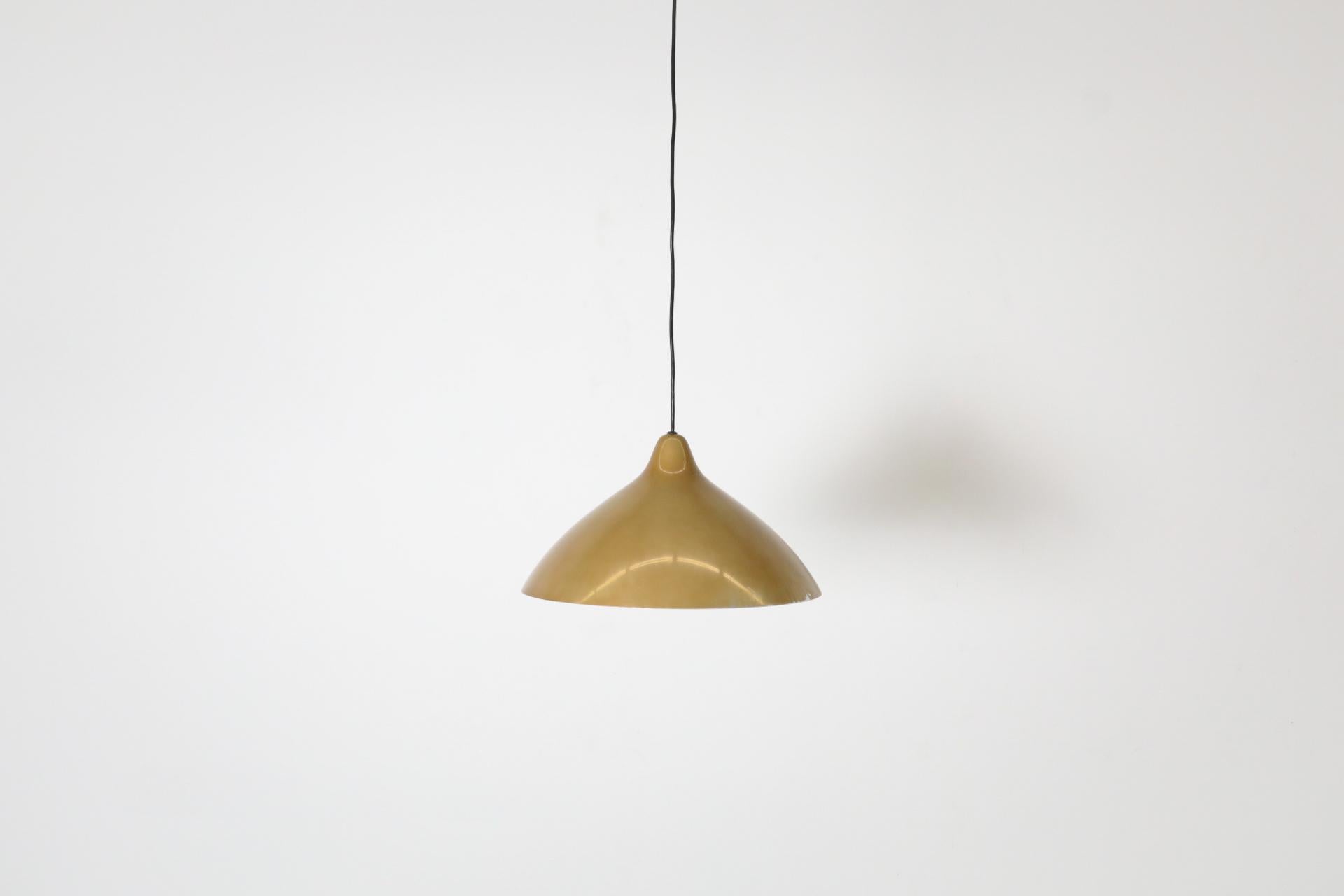Raro pendente da soffitto in ottone smaltato in alluminio filato della metà del secolo scorso, realizzato da Lisa Johansson-Pape per Orno Stockmann, 1960. Design classico. In condizioni originali, con un'usura visibile che comprende graffi e