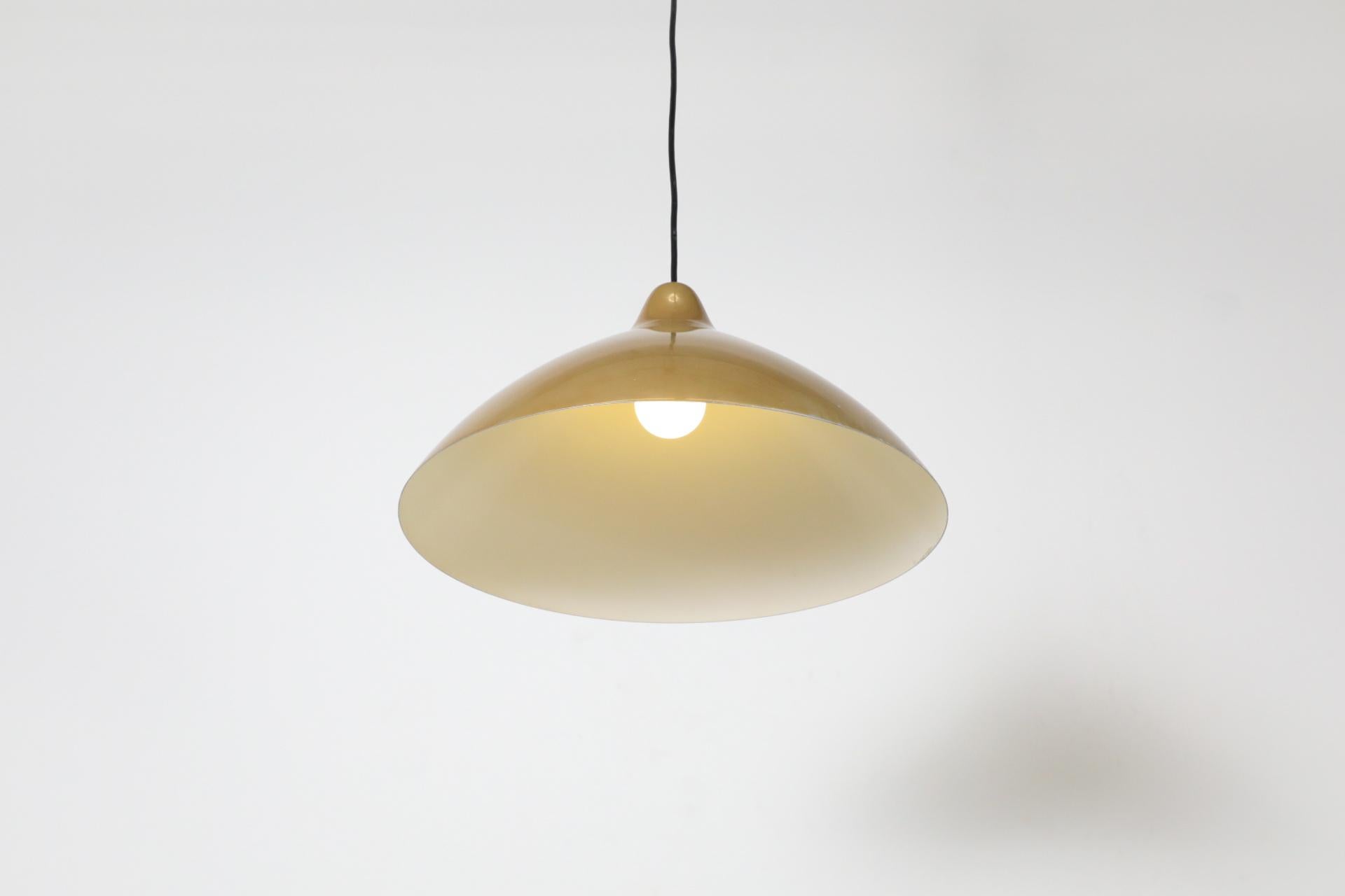 Finlandese Lampada a sospensione in alluminio filato anni '60 Lisa Johansson-Pape Brassy in vendita