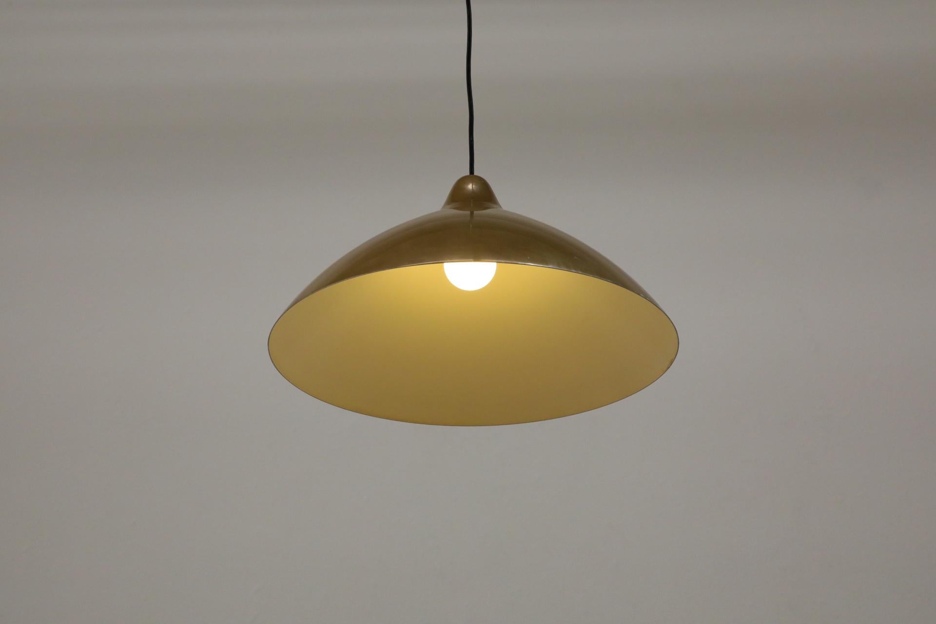Smaltato Lampada a sospensione in alluminio filato anni '60 Lisa Johansson-Pape Brassy in vendita