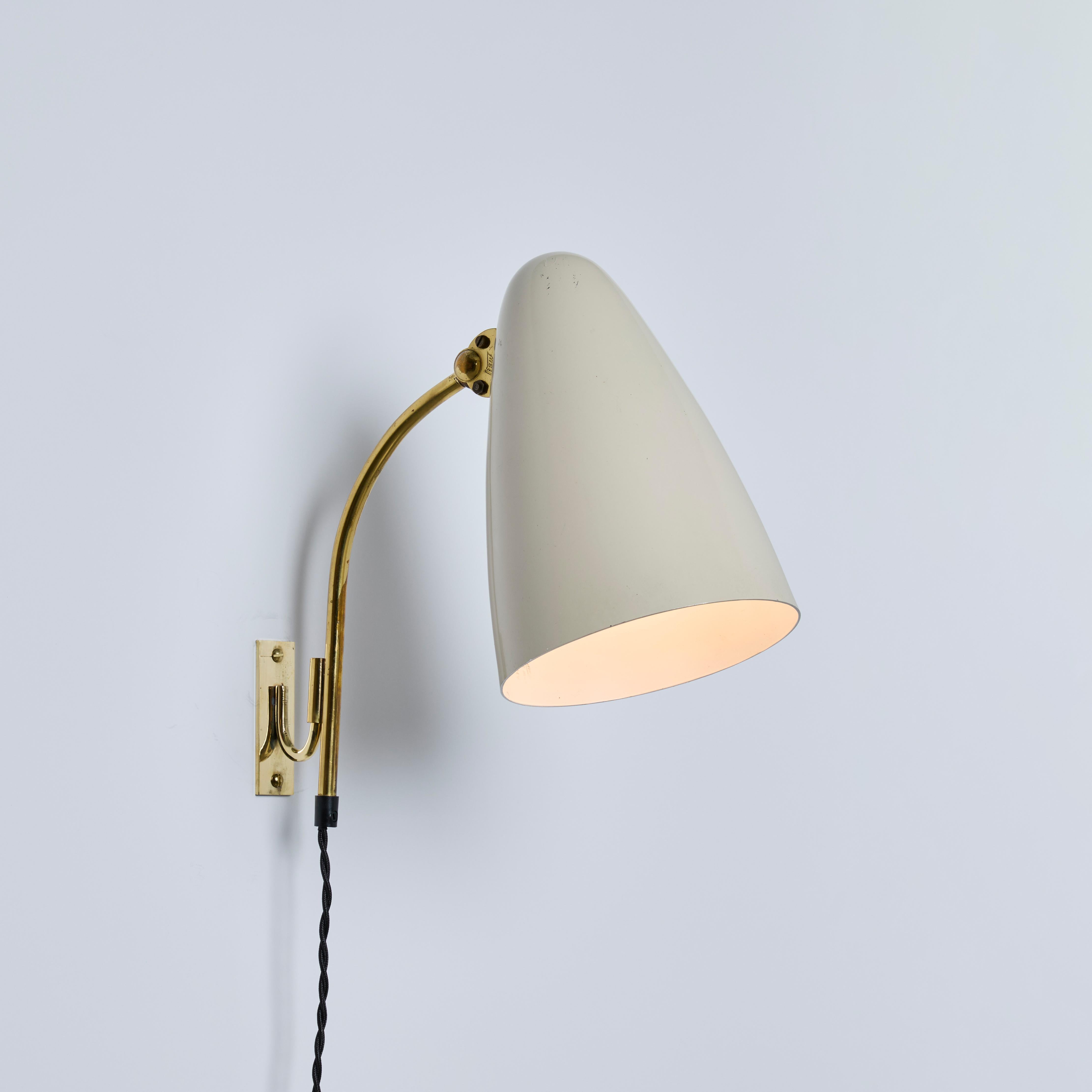 1950er Jahre Lisa Johansson Pape White Plug-in Wandleuchte für Itsu. Eine sehr skulpturale Wandleuchte aus cremefarben lackiertem Metall mit elegantem Schaft aus poliertem Messing. Behält den ursprünglichen Herstellerstempel.

Lisa Johansson-Pape