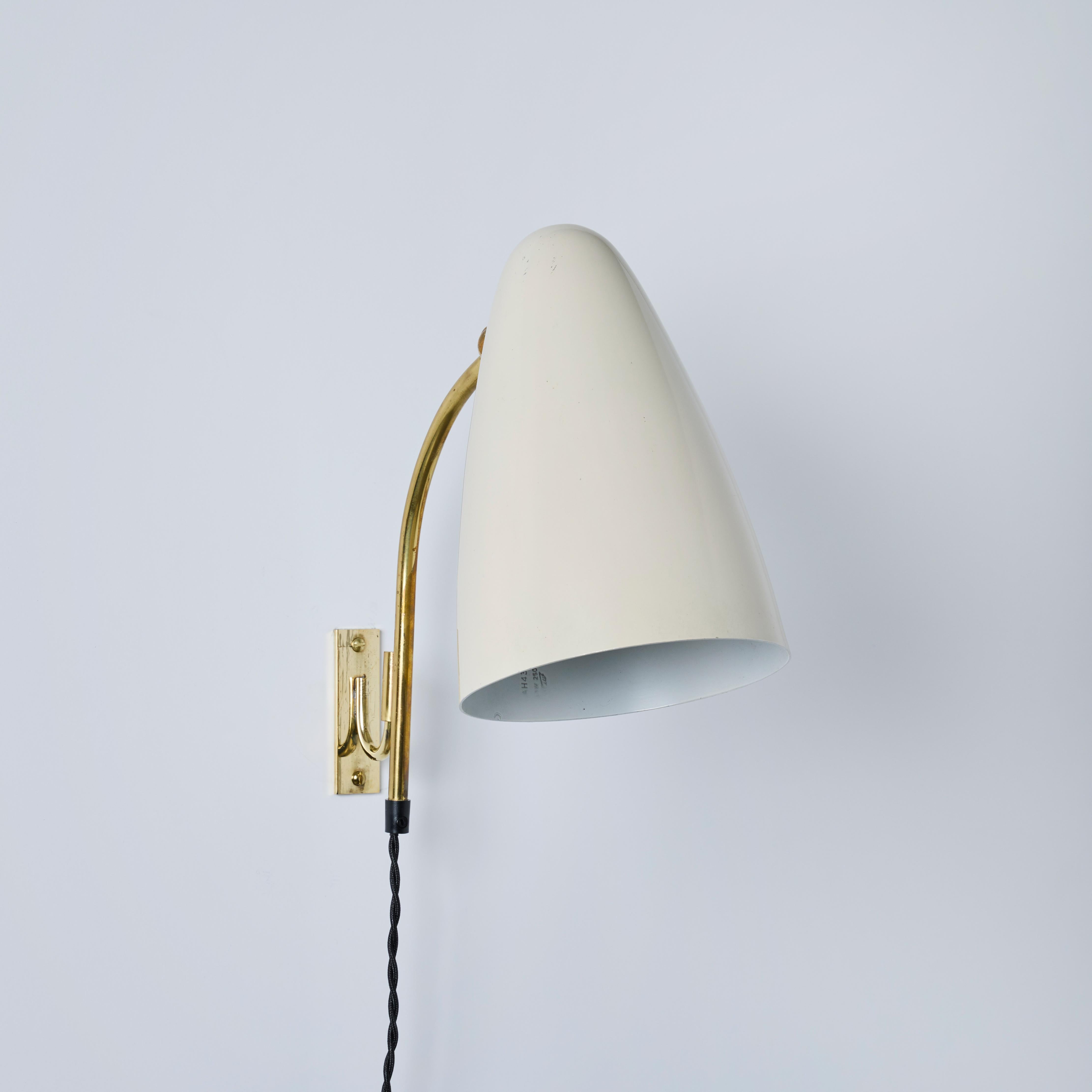 1960er Lisa Johansson-Pape Weiße Plug-in-Wandleuchte für Itsu (Metall) im Angebot