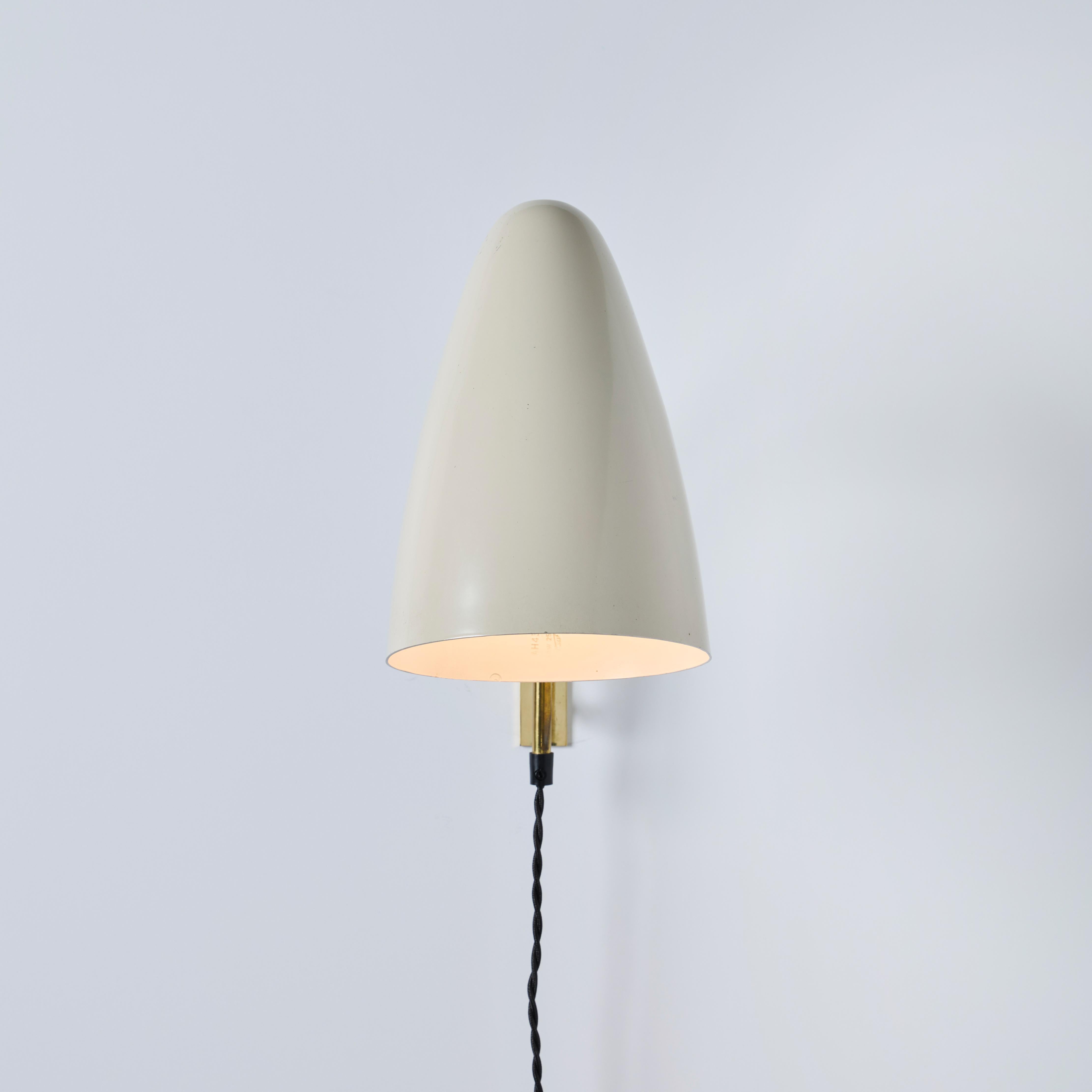 1960er Lisa Johansson-Pape Weiße Plug-in-Wandleuchte für Itsu im Angebot 1
