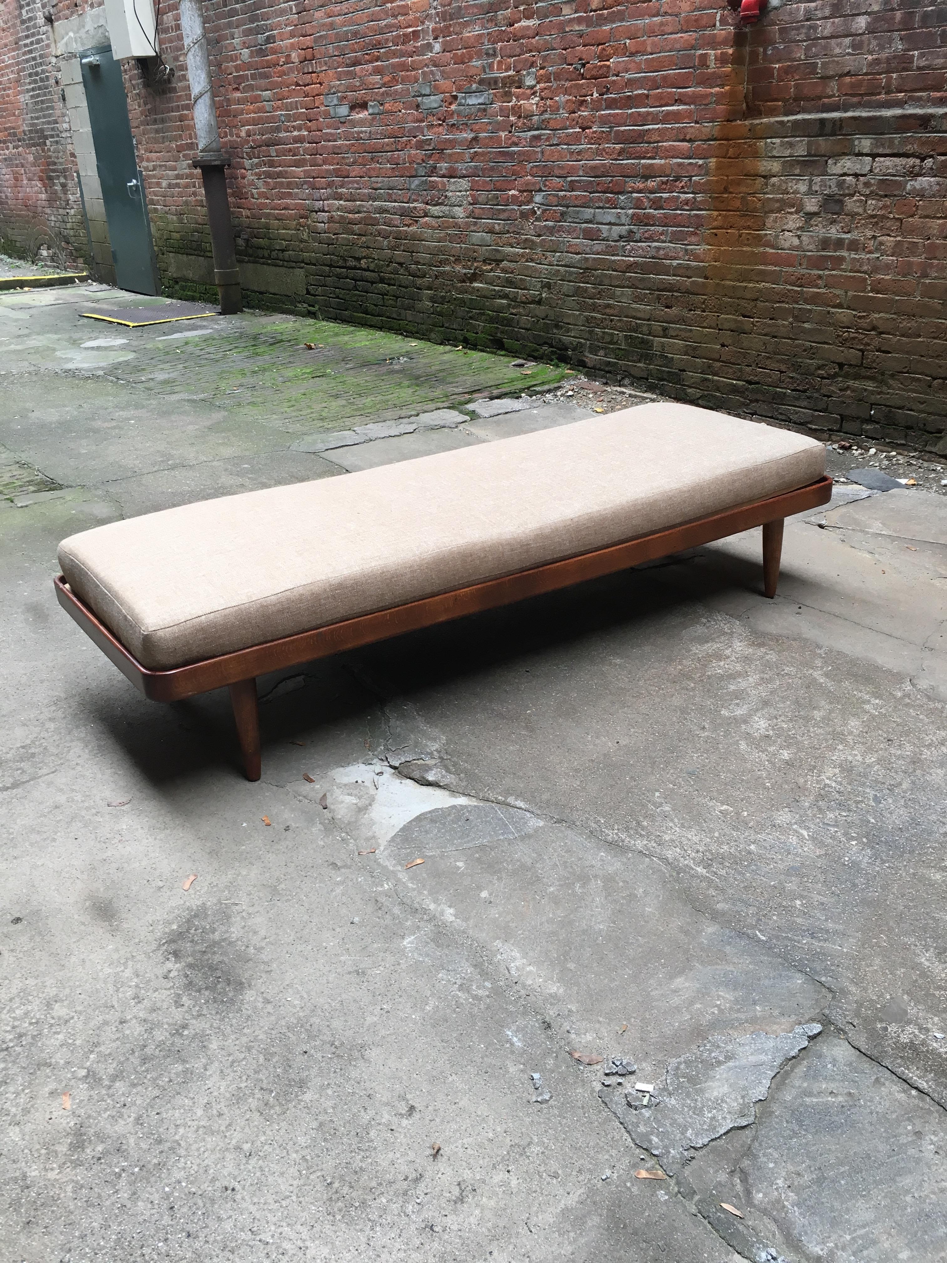 1960s Long Daybed Bench im Zustand „Gut“ in Garnerville, NY