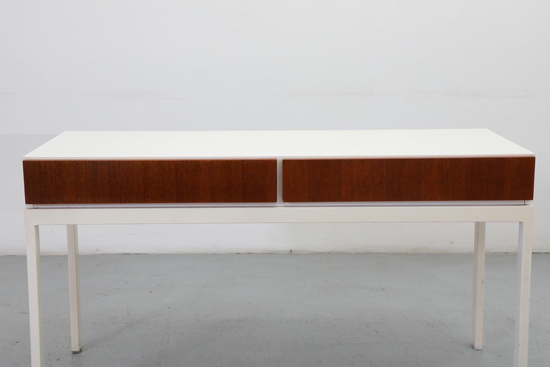 Console d'appoint blanche fine de style allemand mi-siècle avec cadre en métal, années 1960 en vente 2