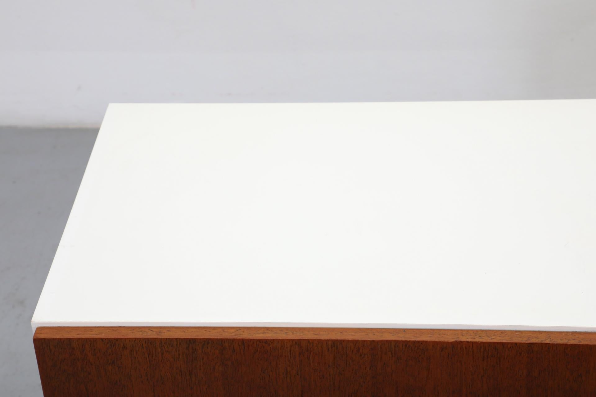 Console d'appoint blanche fine de style allemand mi-siècle avec cadre en métal, années 1960 en vente 3