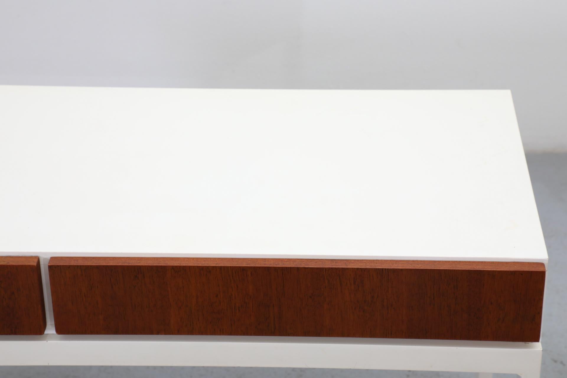 Console d'appoint blanche fine de style allemand mi-siècle avec cadre en métal, années 1960 en vente 4