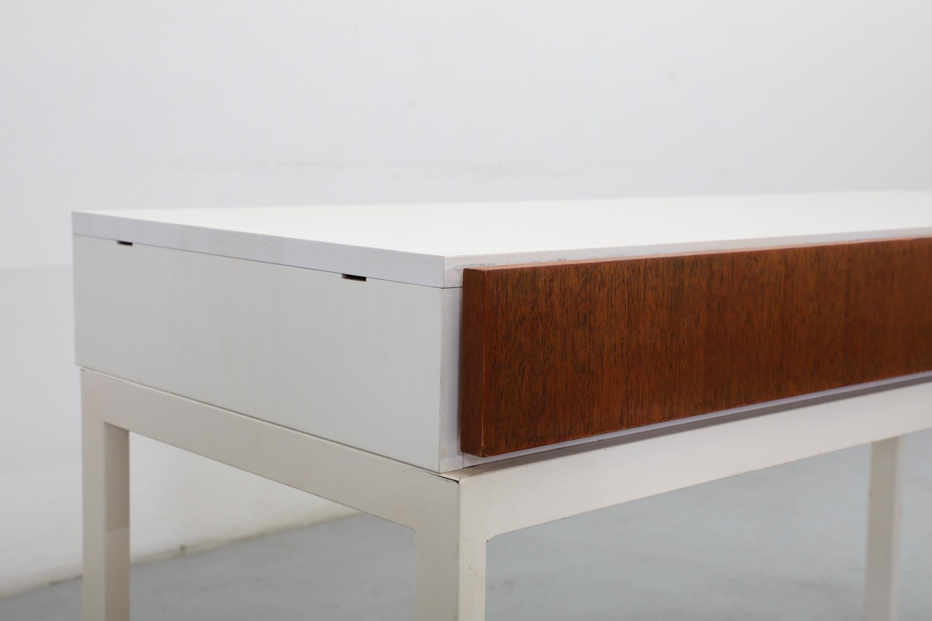 Console d'appoint blanche fine de style allemand mi-siècle avec cadre en métal, années 1960 en vente 5
