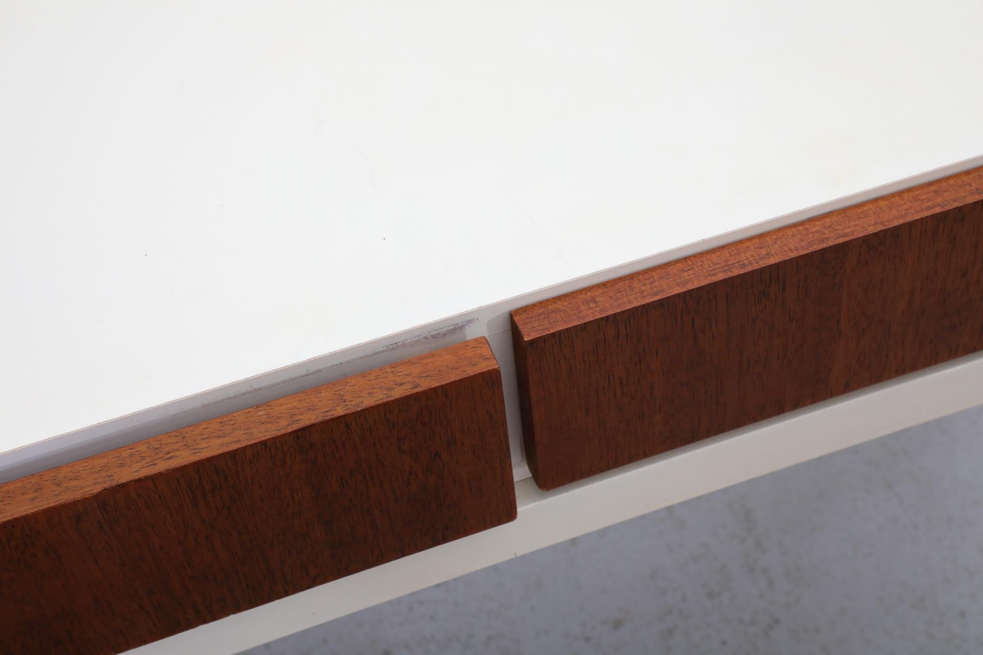 Console d'appoint blanche fine de style allemand mi-siècle avec cadre en métal, années 1960 en vente 6