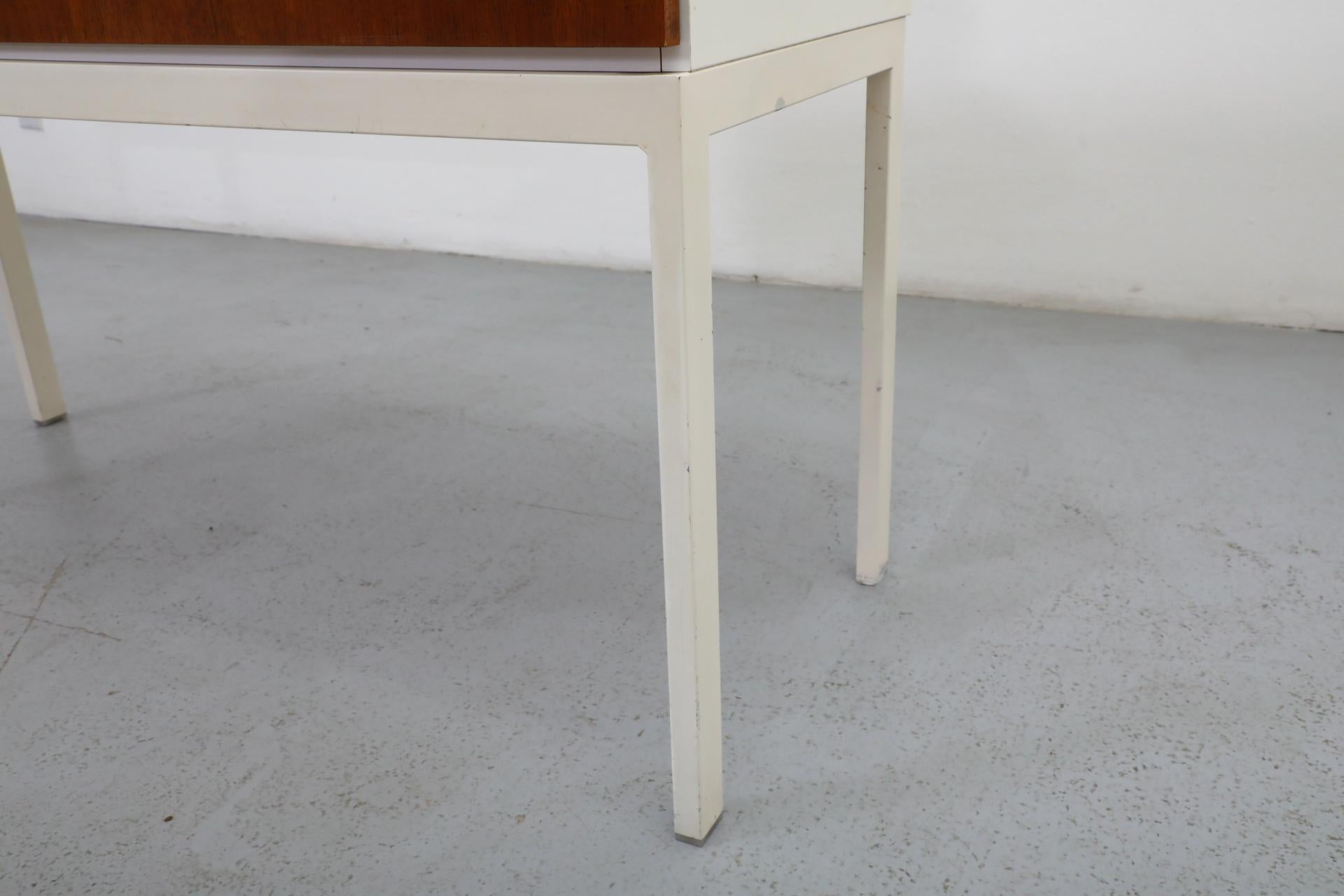 Console d'appoint blanche fine de style allemand mi-siècle avec cadre en métal, années 1960 en vente 7