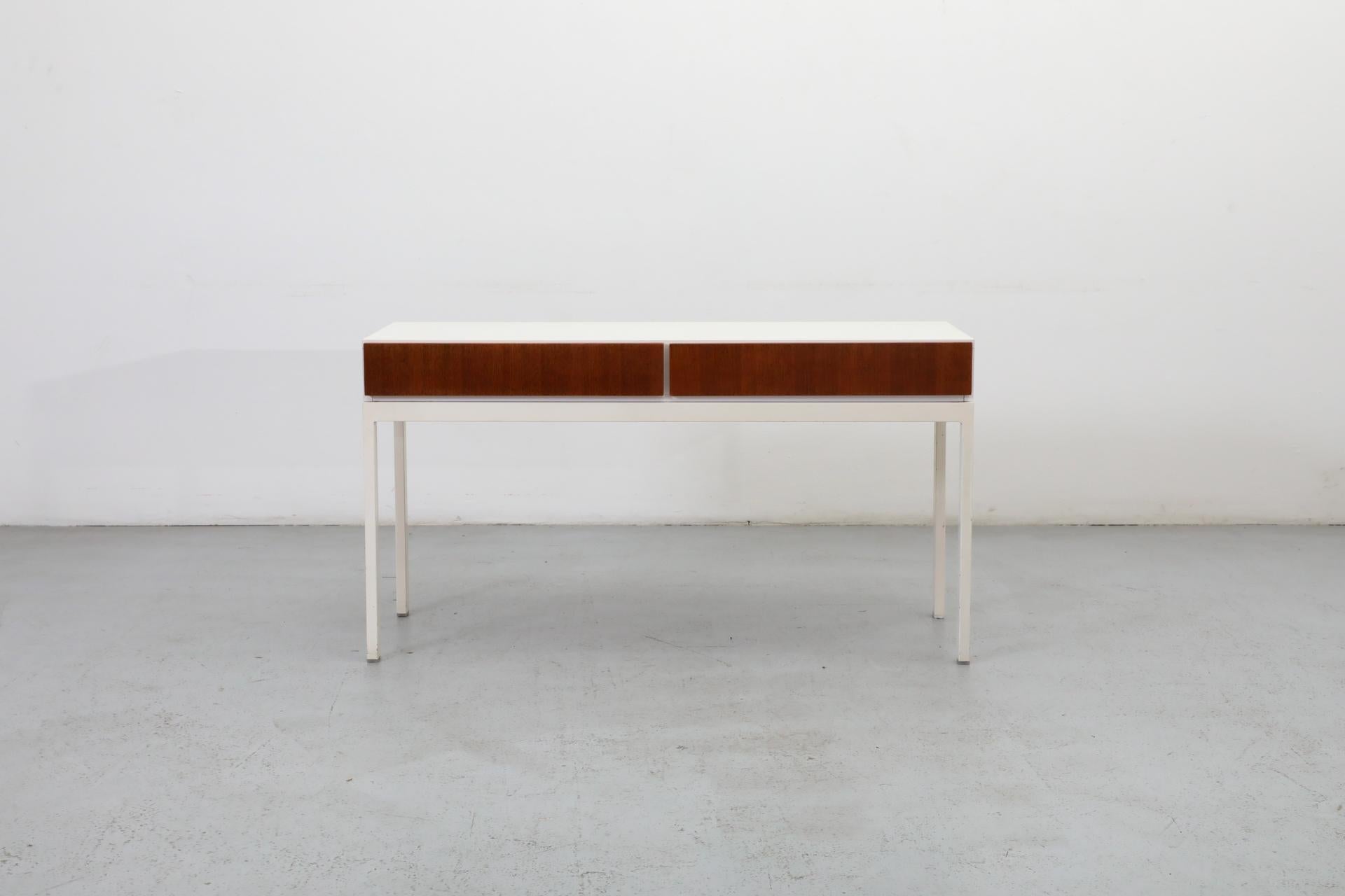 Très beau meuble d'appoint ou table console allemand du milieu du siècle, long et étroit, datant des années 1960, avec structure en métal, fabriqué par le célèbre fabricant de meubles d'après-guerre Interlübke. Structure en métal émaillé blanc et