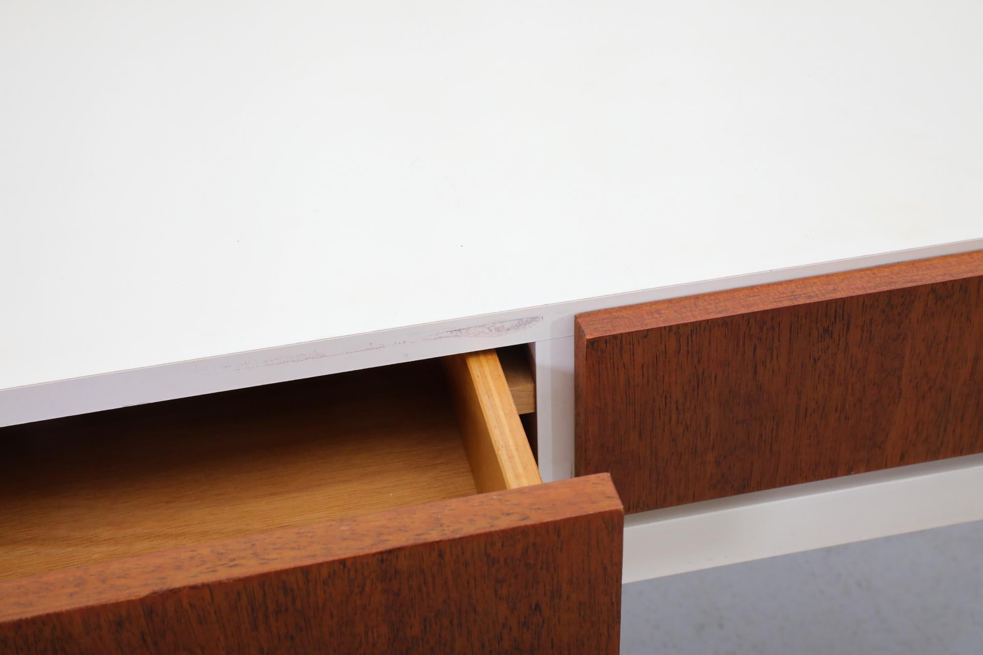 Console d'appoint blanche fine de style allemand mi-siècle avec cadre en métal, années 1960 en vente 12