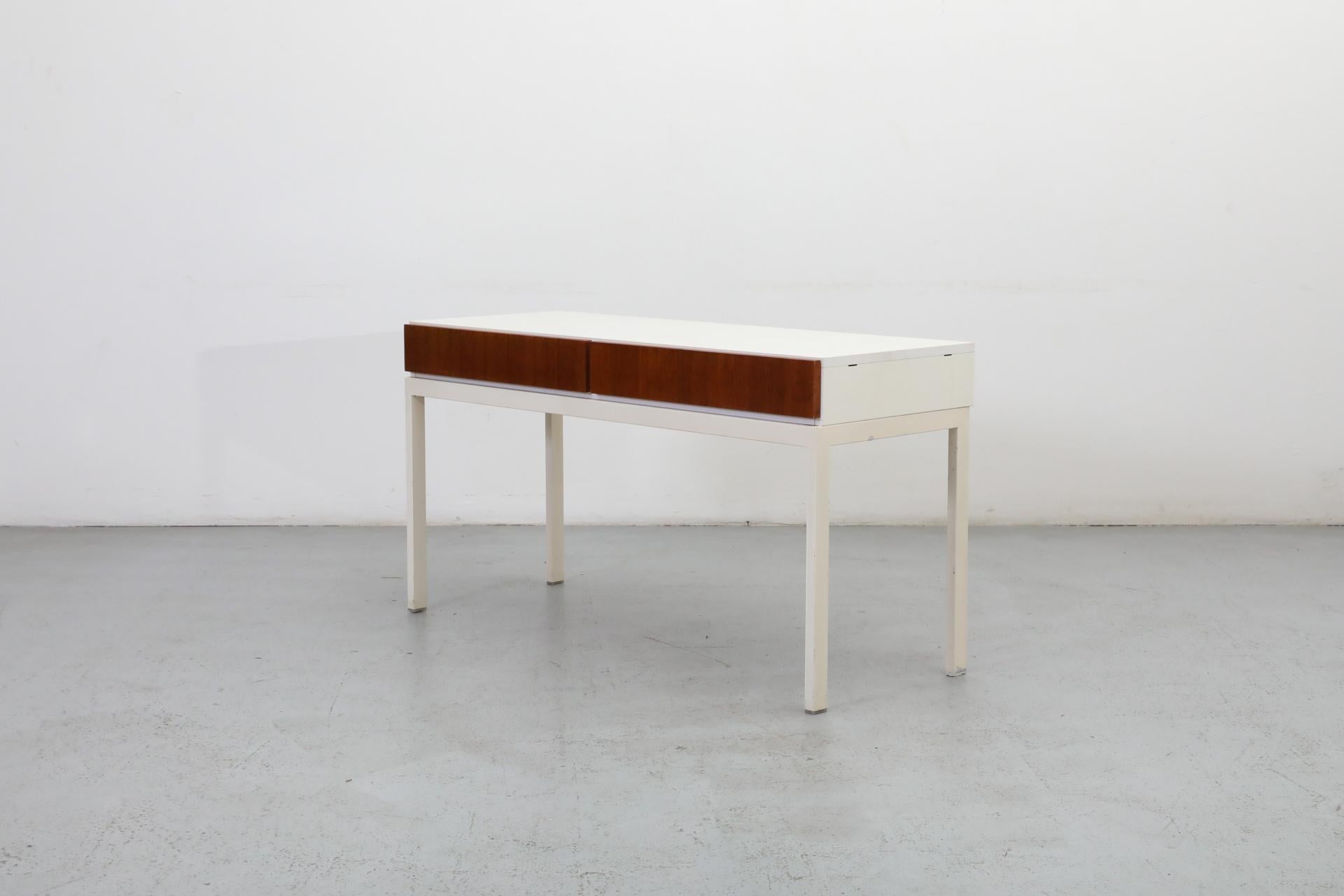 Mid-Century Modern Console d'appoint blanche fine de style allemand mi-siècle avec cadre en métal, années 1960 en vente