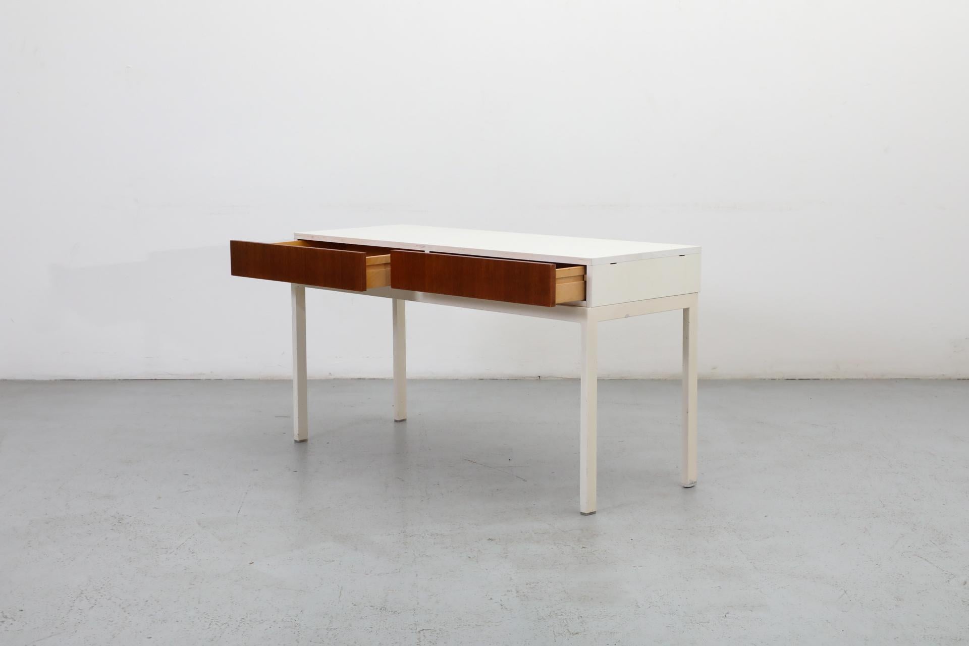 Allemand Console d'appoint blanche fine de style allemand mi-siècle avec cadre en métal, années 1960 en vente