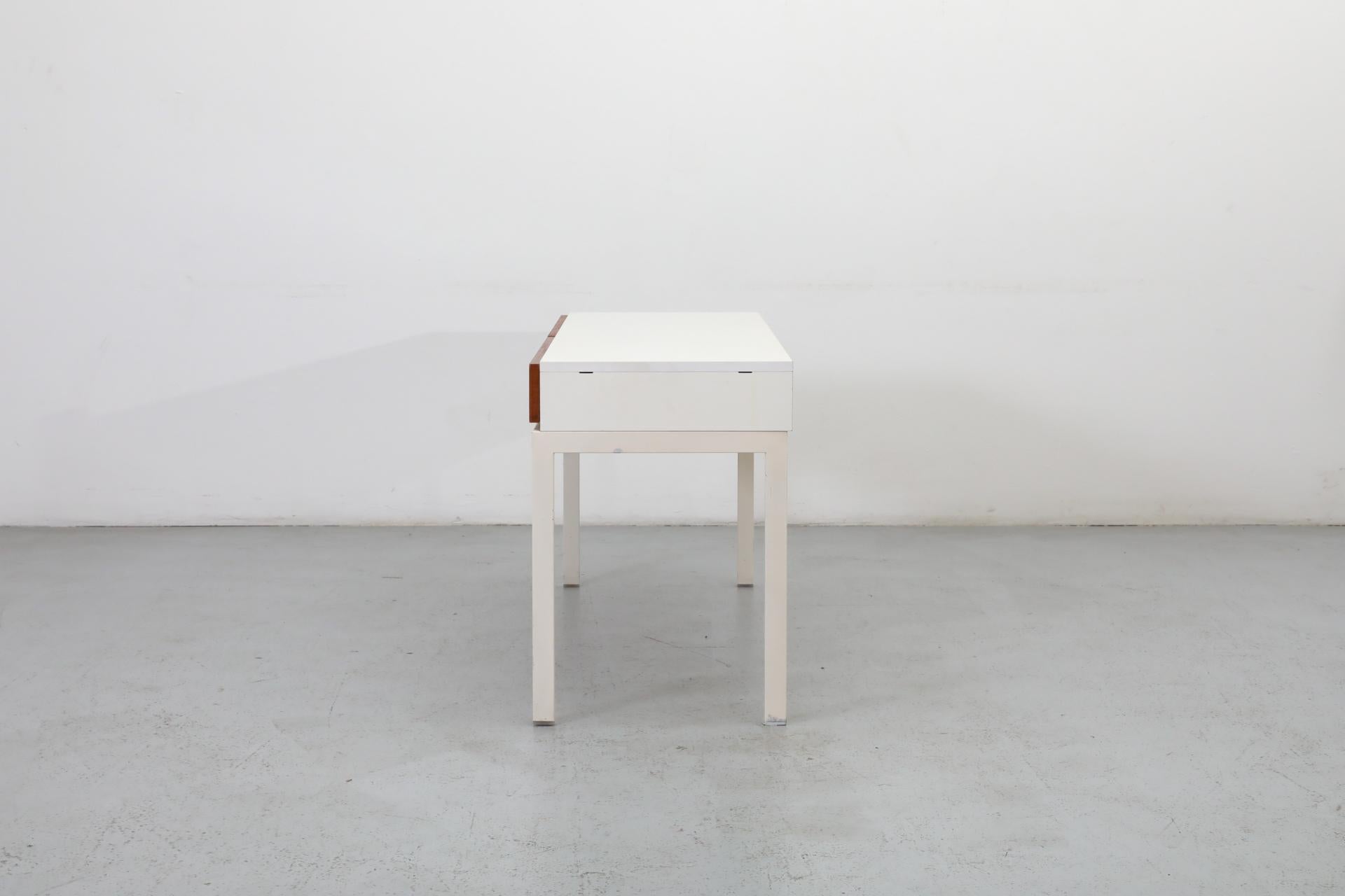 Émaillé Console d'appoint blanche fine de style allemand mi-siècle avec cadre en métal, années 1960 en vente