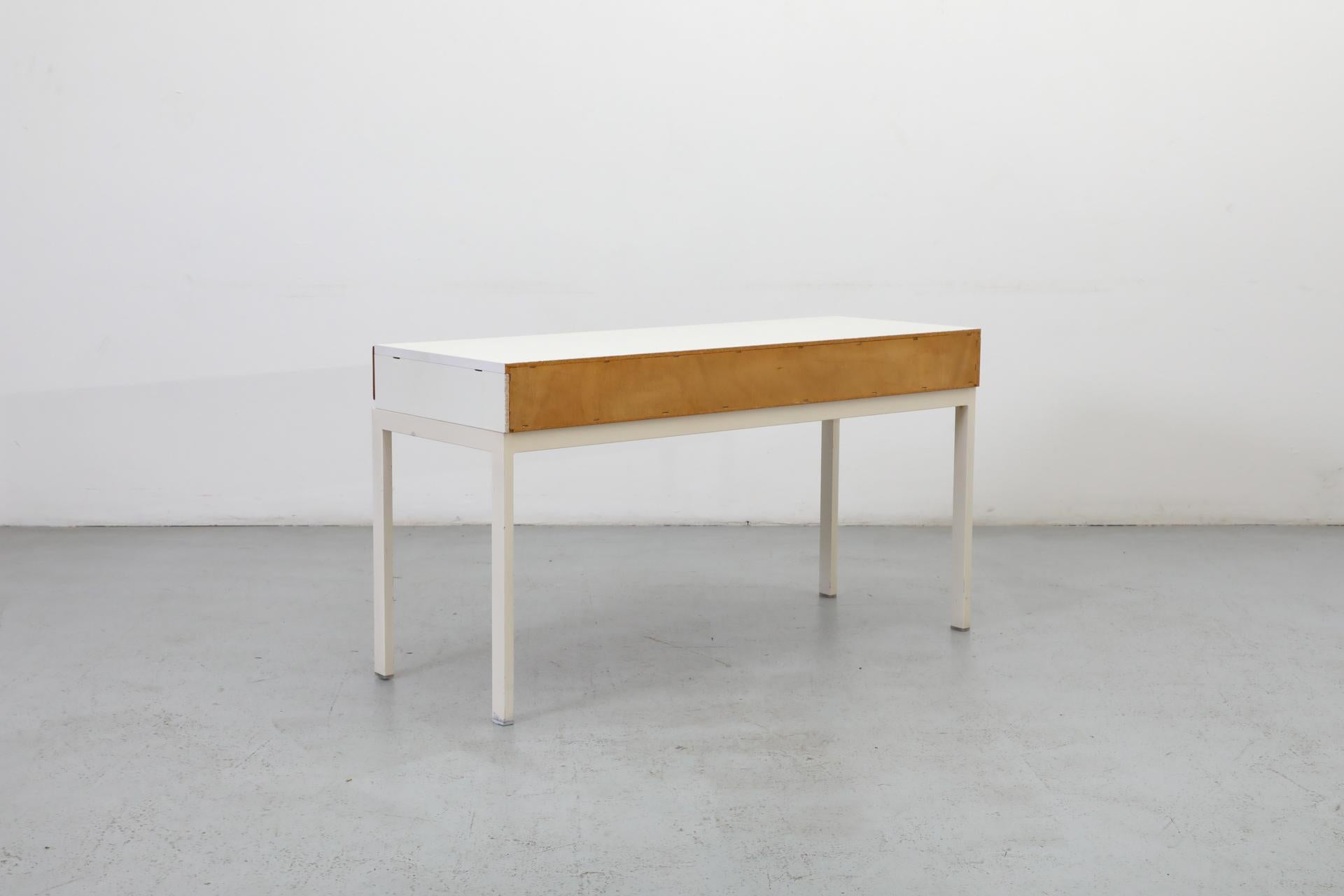 Console d'appoint blanche fine de style allemand mi-siècle avec cadre en métal, années 1960 Bon état - En vente à Los Angeles, CA
