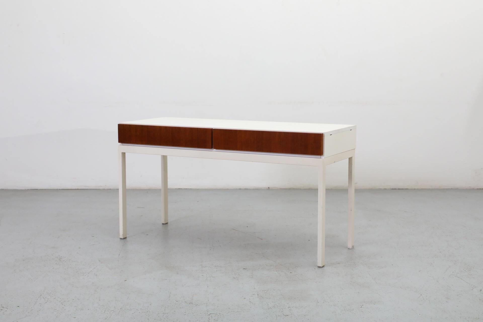 20ième siècle Console d'appoint blanche fine de style allemand mi-siècle avec cadre en métal, années 1960 en vente