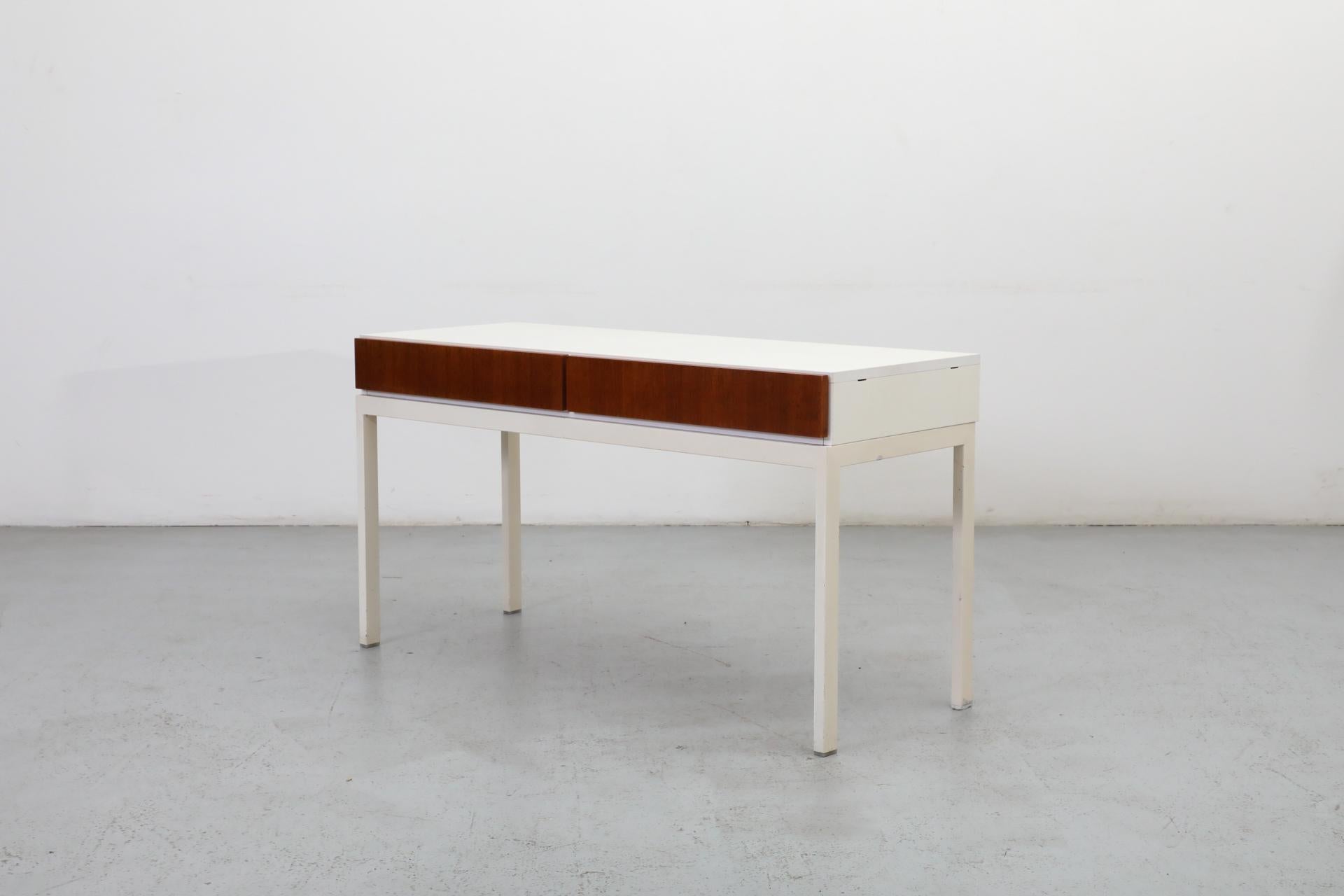Métal Console d'appoint blanche fine de style allemand mi-siècle avec cadre en métal, années 1960 en vente